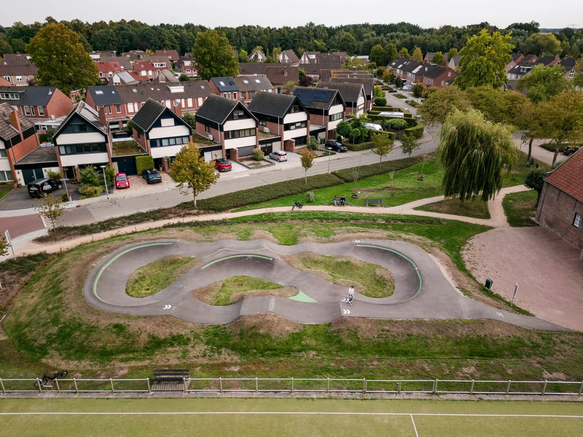 Dronefoto van pumptrack Oostrum met woonwijk