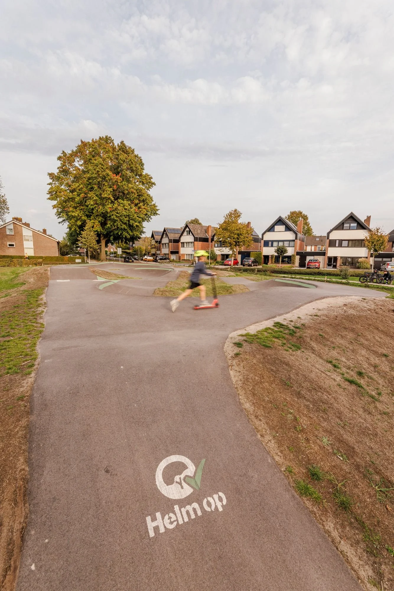 Rijder op de rechte strook van pumptrack Oostrum