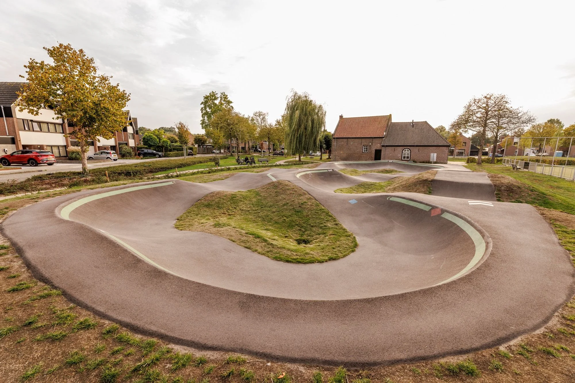 Kombocht rond een grasheuvel op pumptrack Oostrum