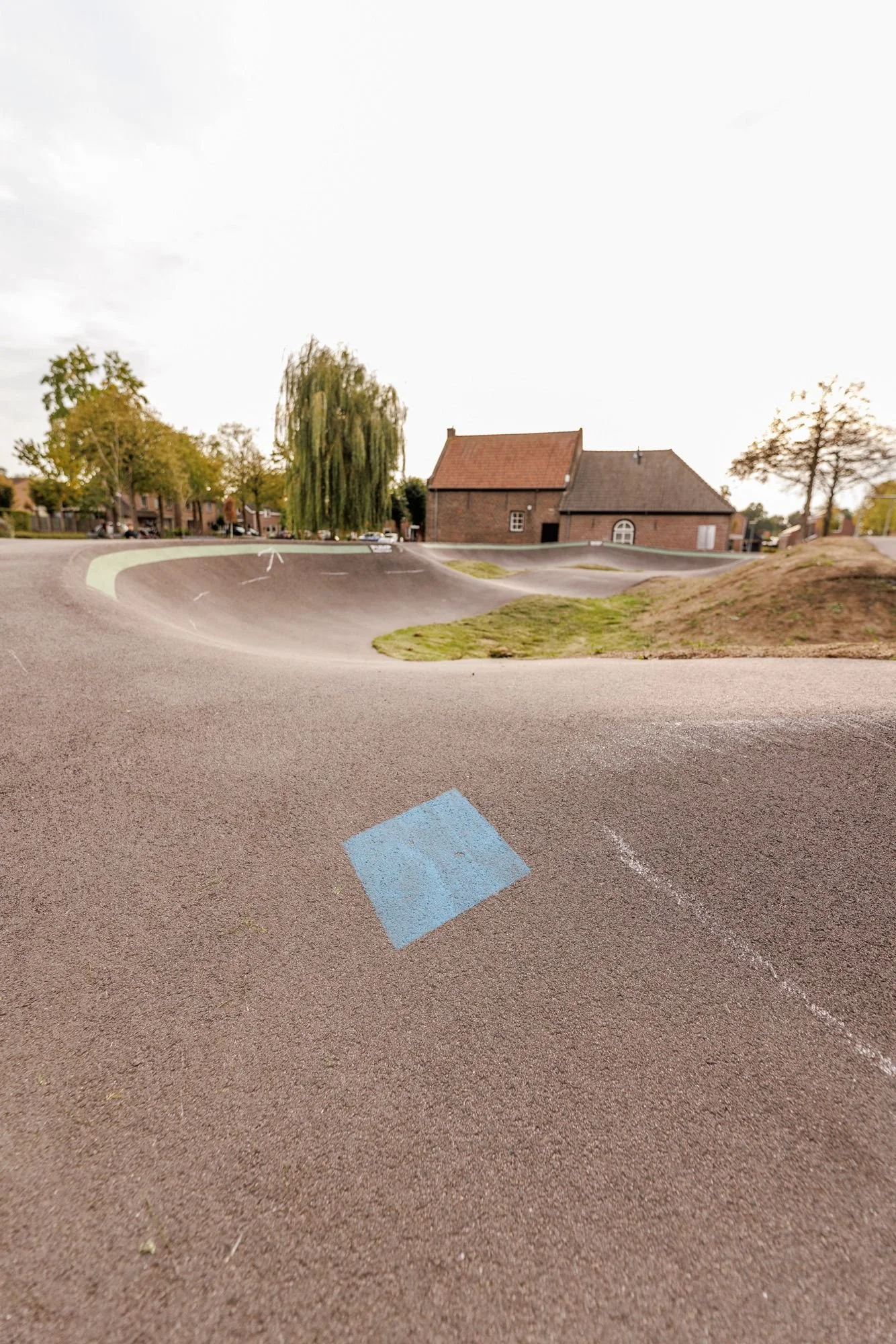 Kombocht met blauwe markering op pumptrack Oostrum