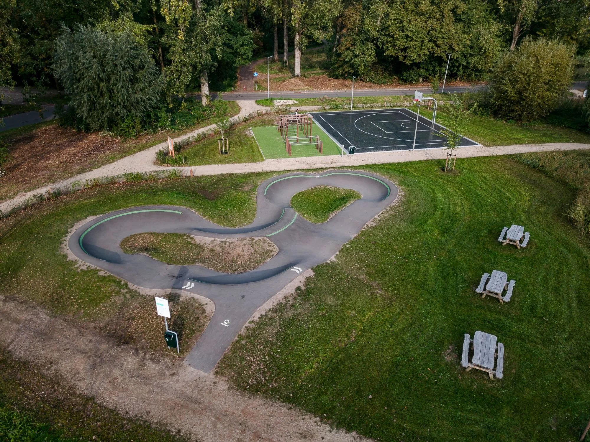 Luchtfoto van kidstrack Presikhaaf met picknickbanken