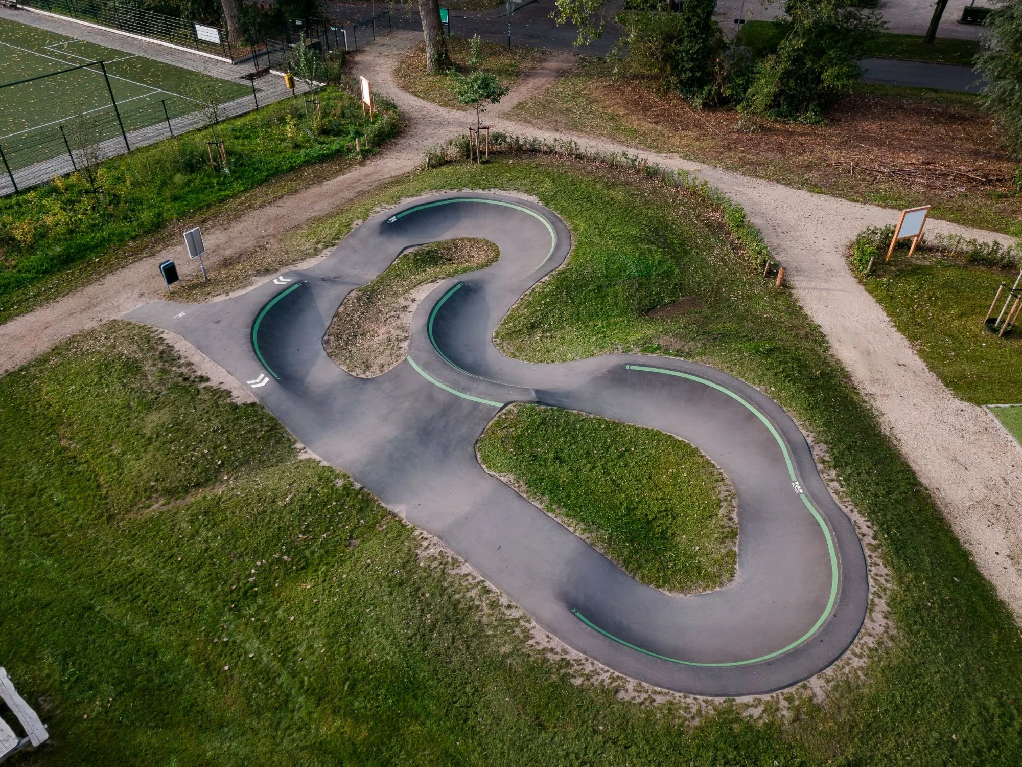 Dronefoto van de asfalt kidstrack in Arnhem Presikhaaf