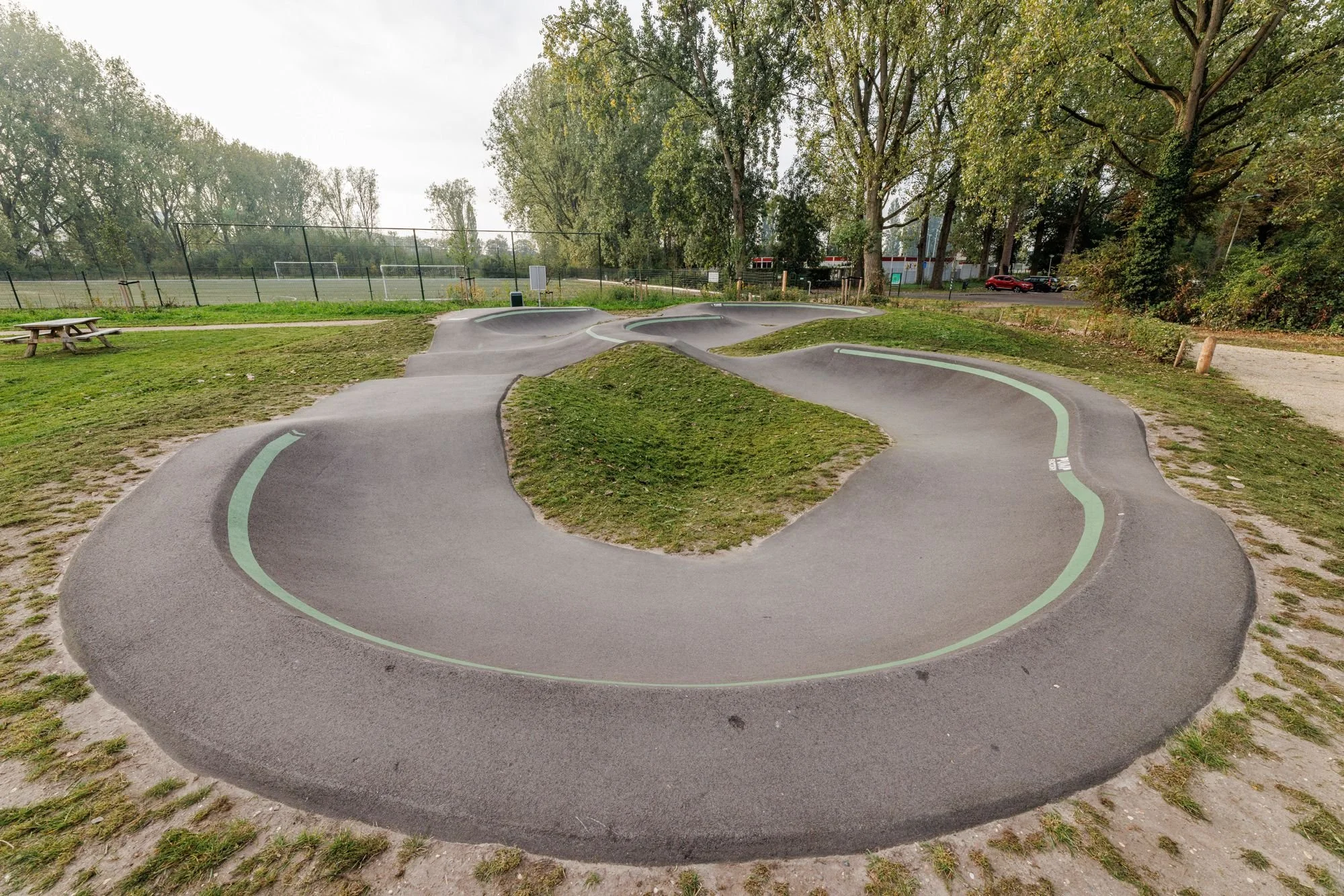 Kombocht rond een grasheuvel op kidstrack Presikhaaf