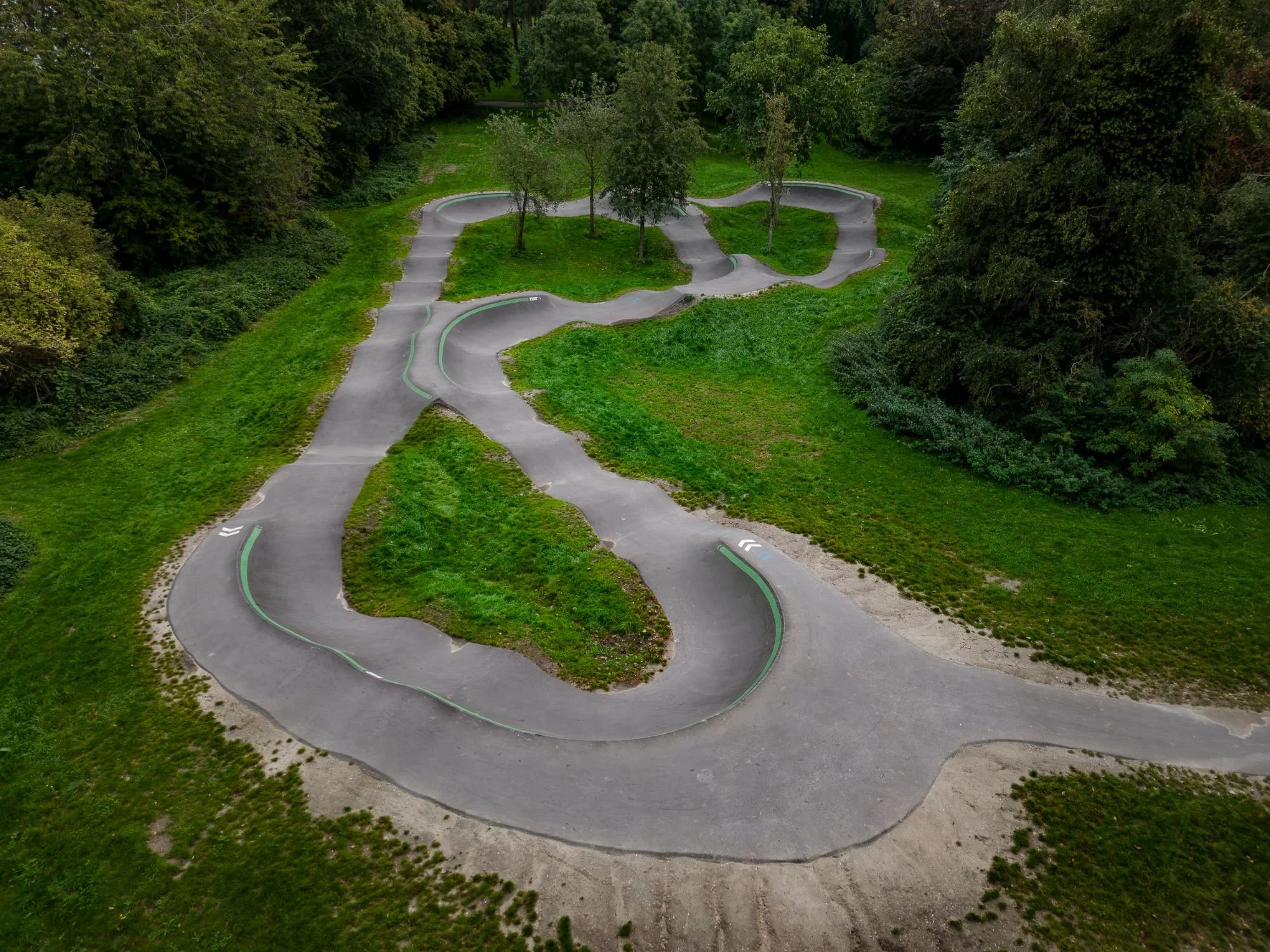 Luchtfoto van de bochten van pumptrack Lelystad