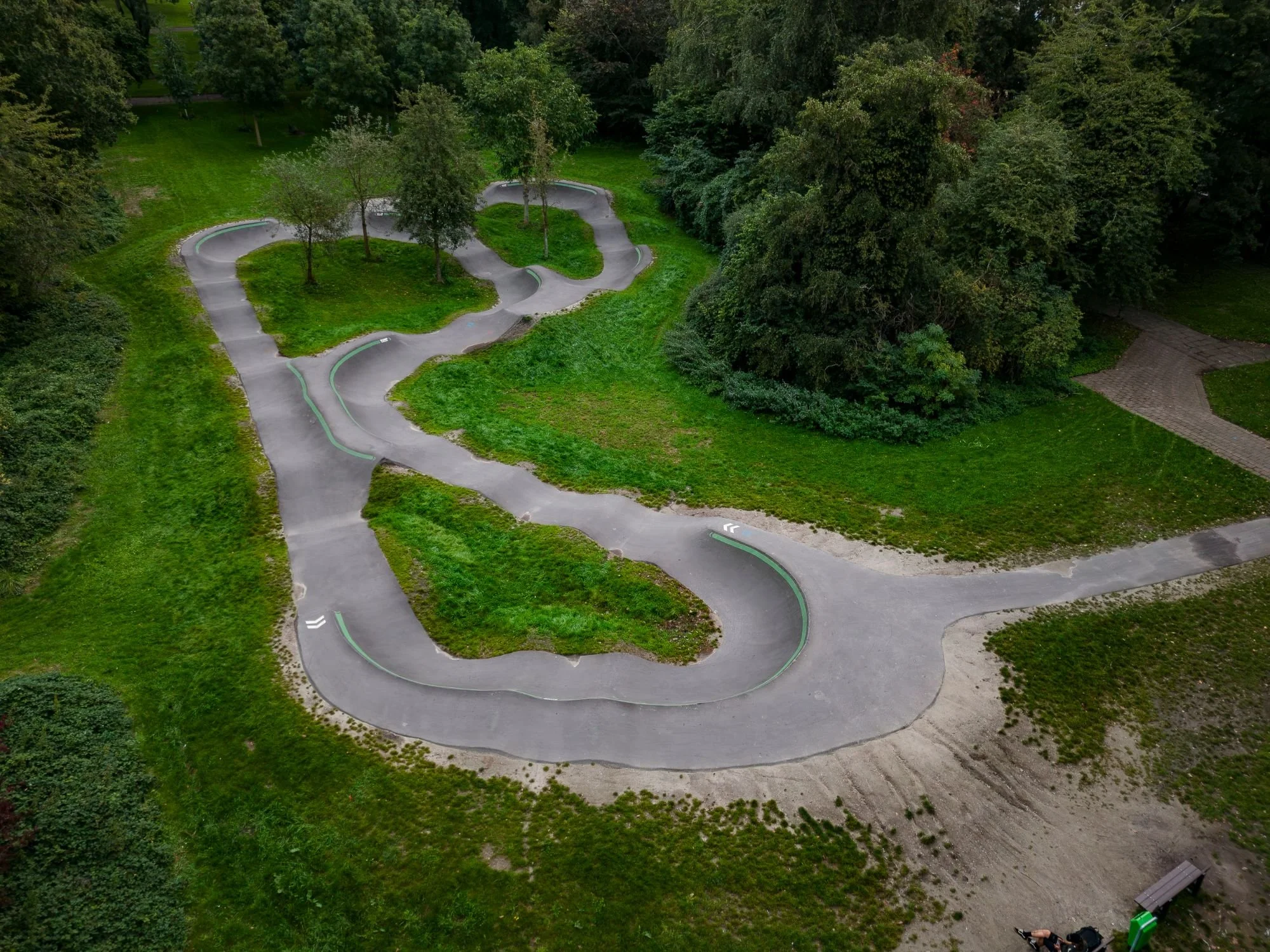 Dronefoto van pumptrack Lelystad tussen de bomen