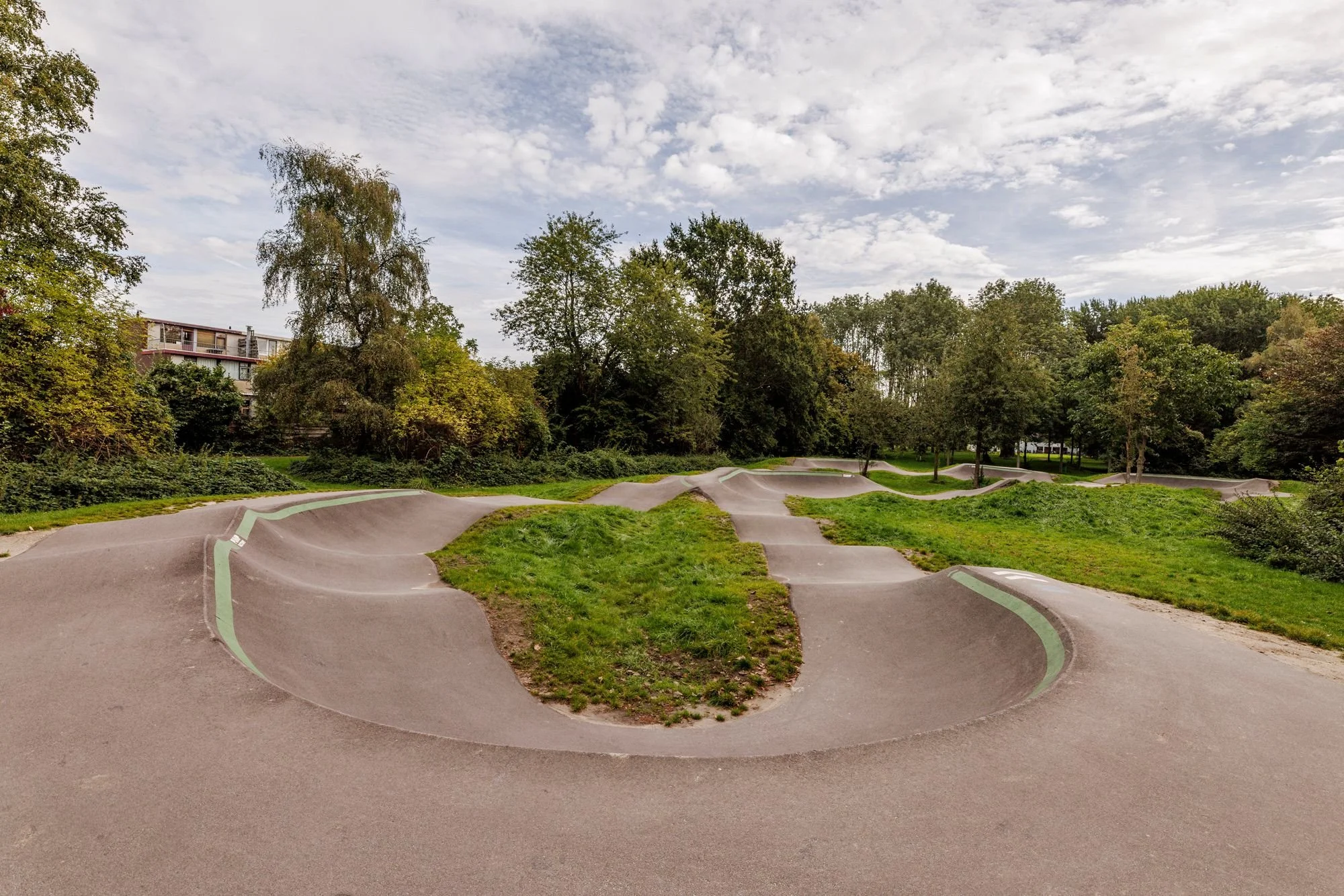 Kombocht rond een grasheuvel op pumptrack Lelystad