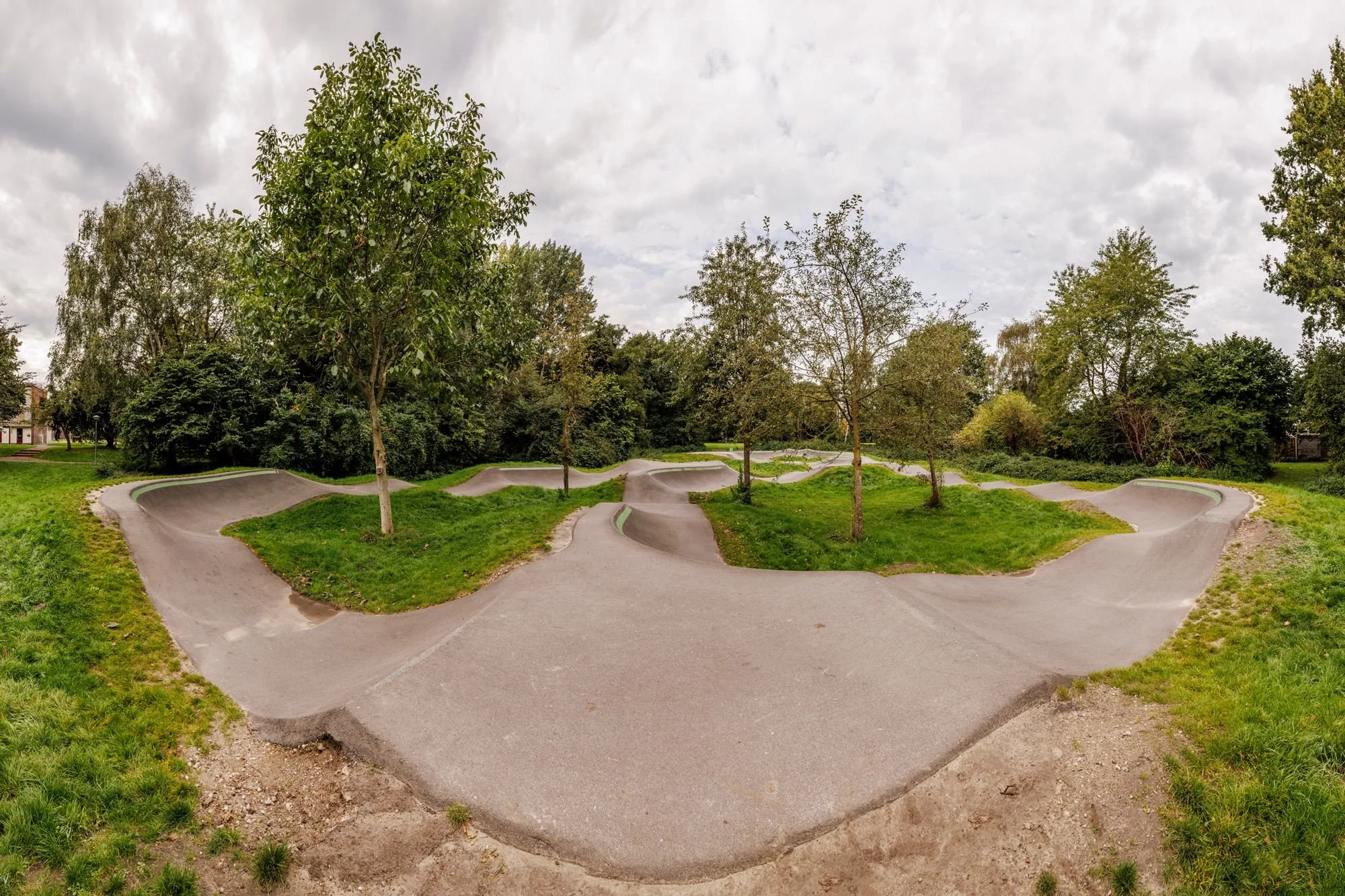 Bochten en grasheuvels op pumptrack Lelystad