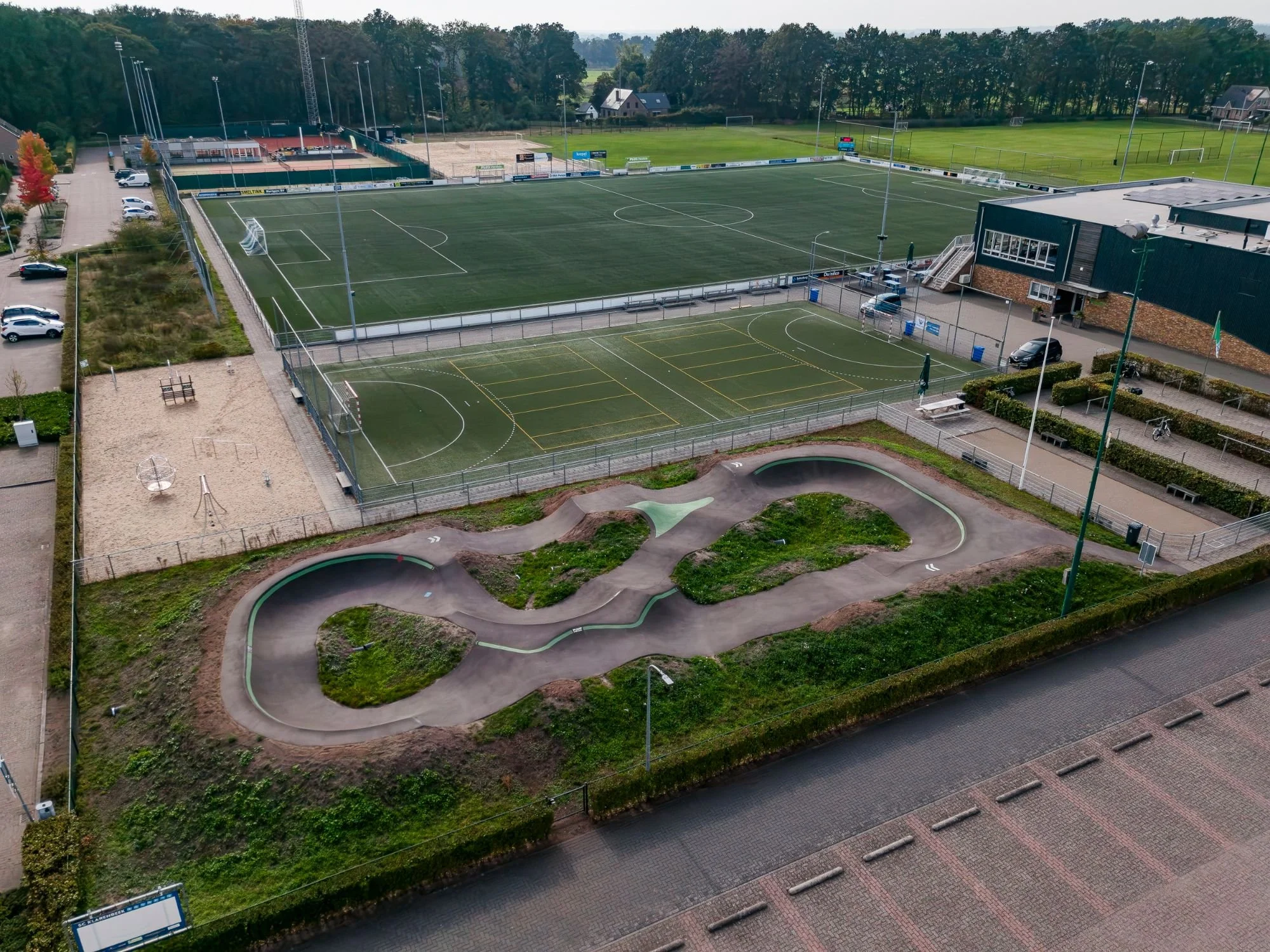 Luchtfoto van pumptrack Klarenbeek naast de sportvelden