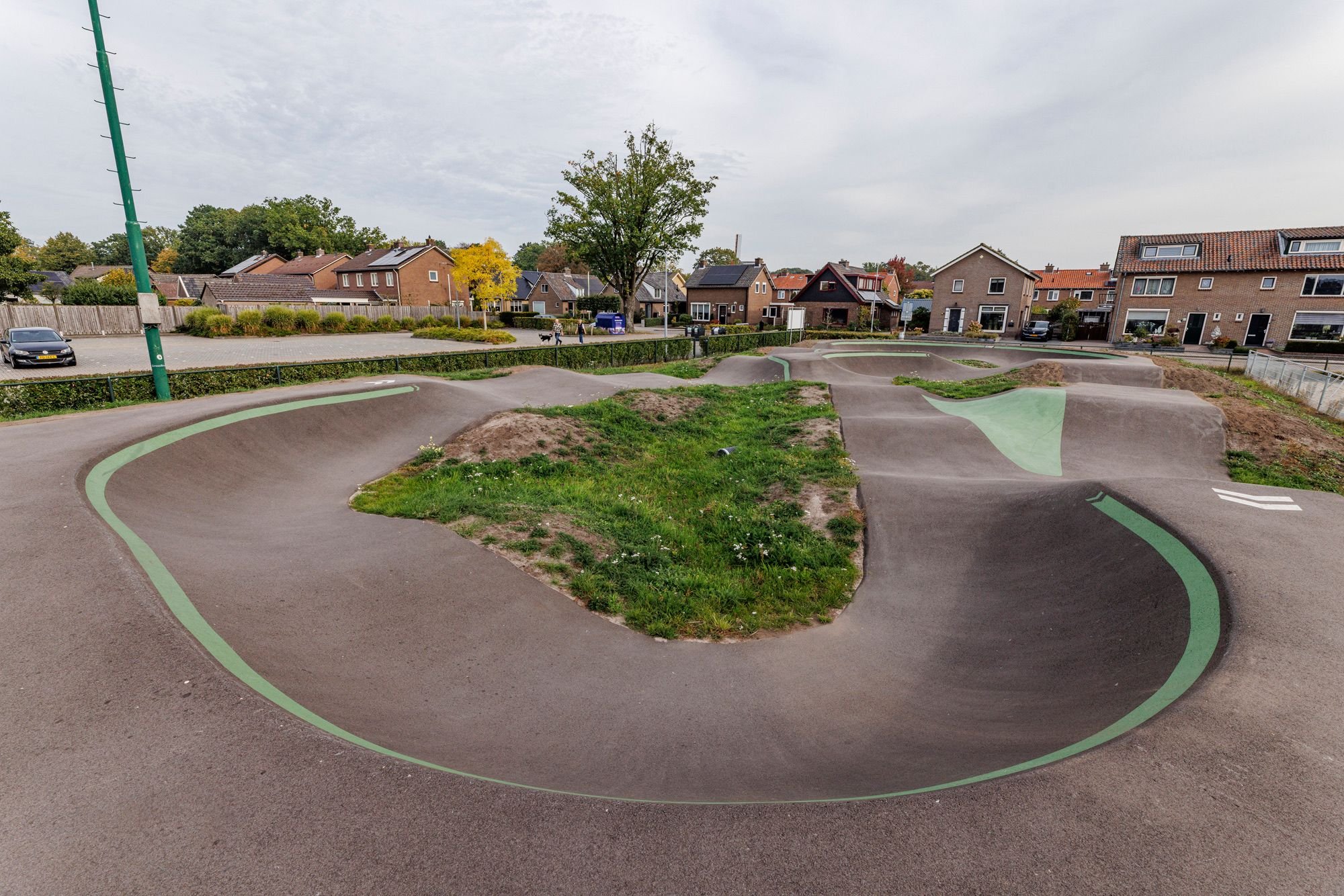 Kombocht rond een grasheuvel op pumptrack Klarenbeek