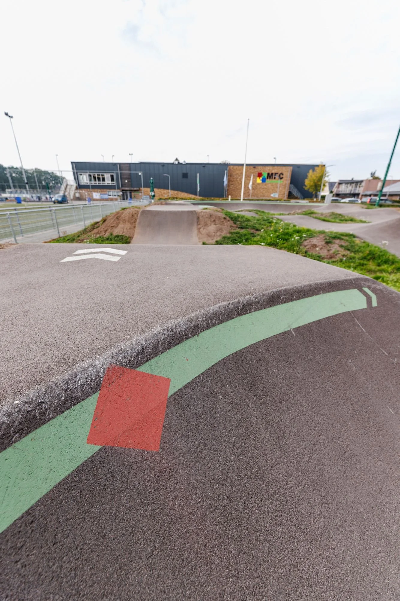 Rode markering in de bocht van pumptrack Klarenbeek