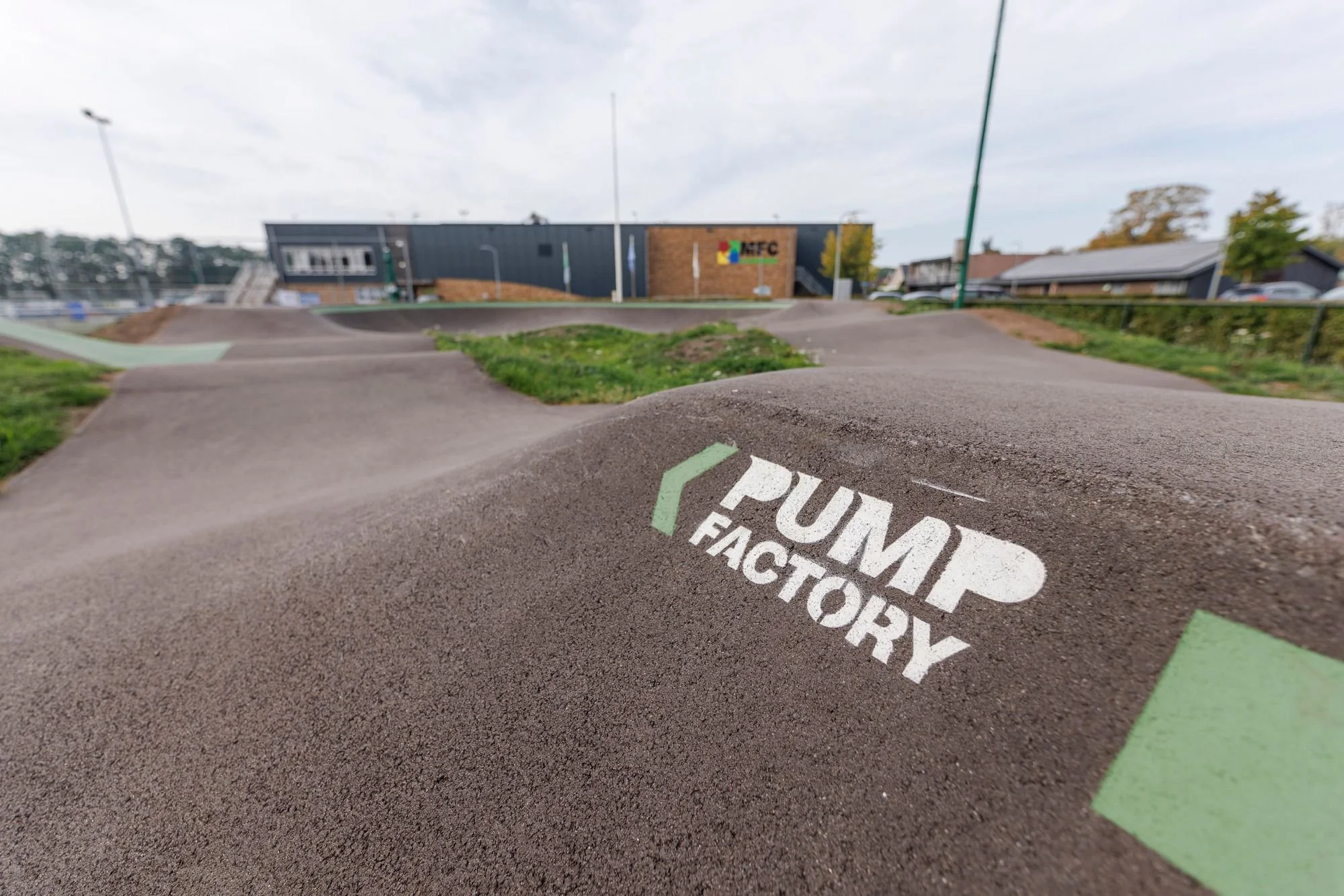 Pump Factory-logo op het asfalt van pumptrack Klarenbeek