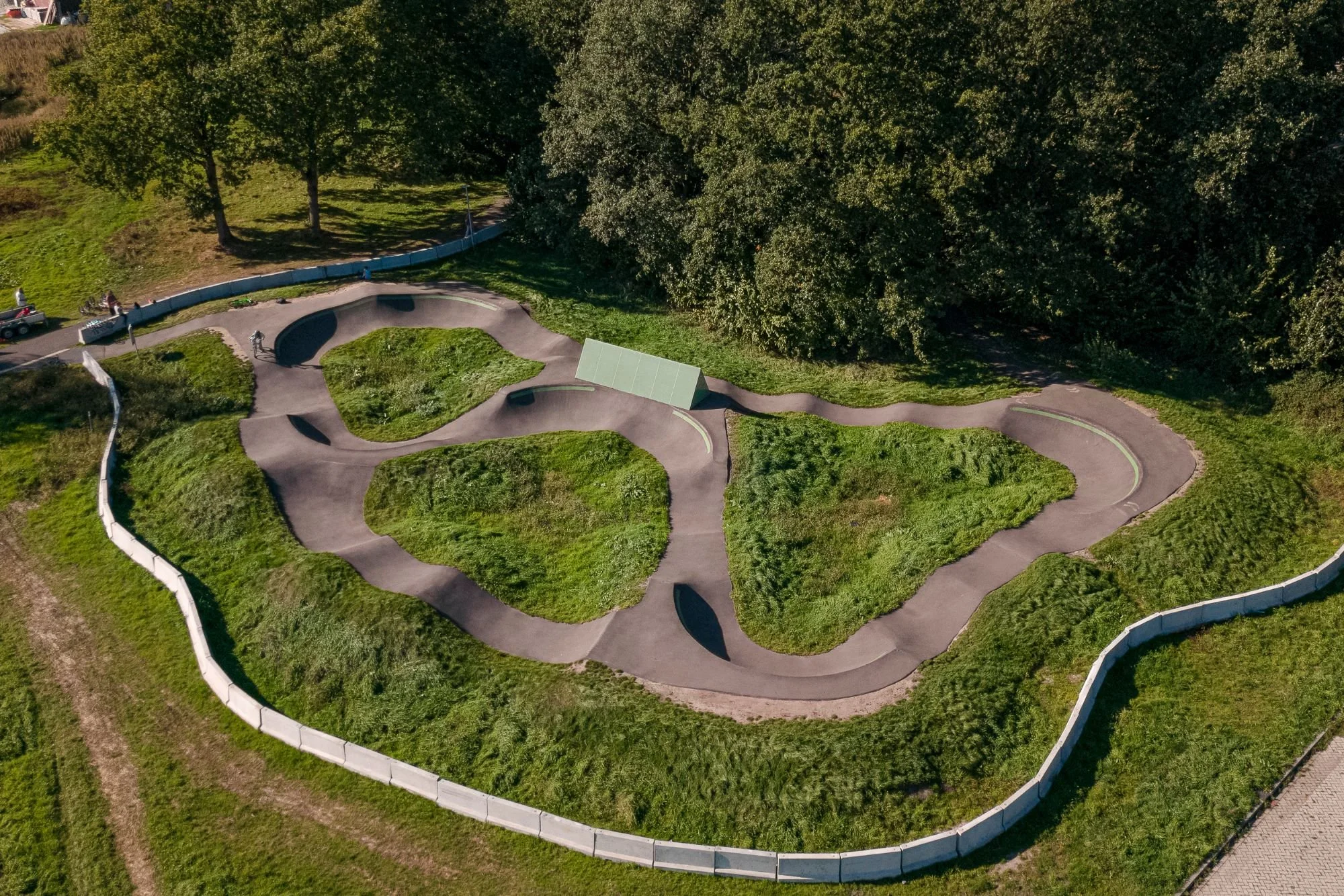 Luchtfoto van pumptrack Nieuw-Buinen in het groen
