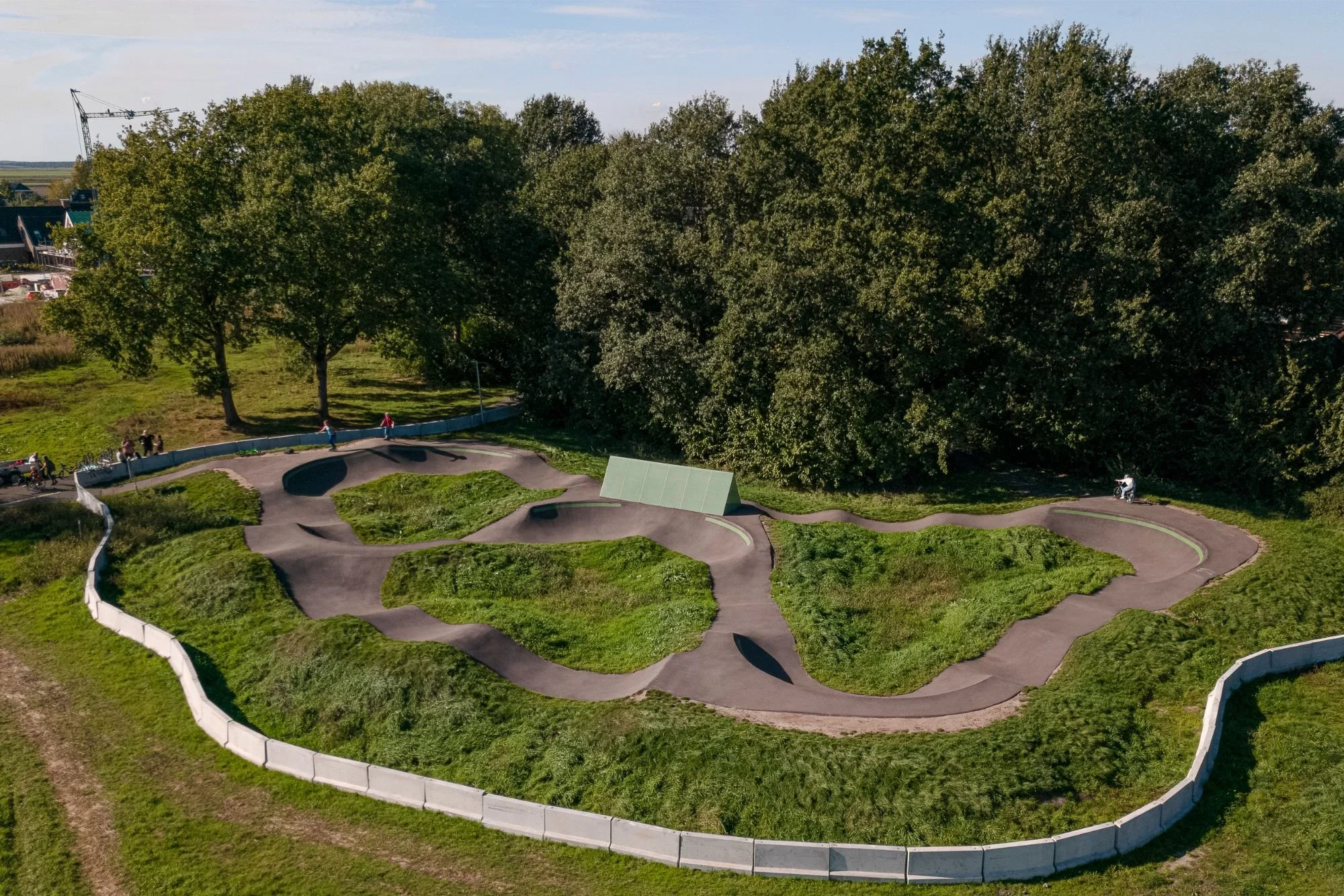 Dronefoto van de asfalt pumptrack in Nieuw-Buinen