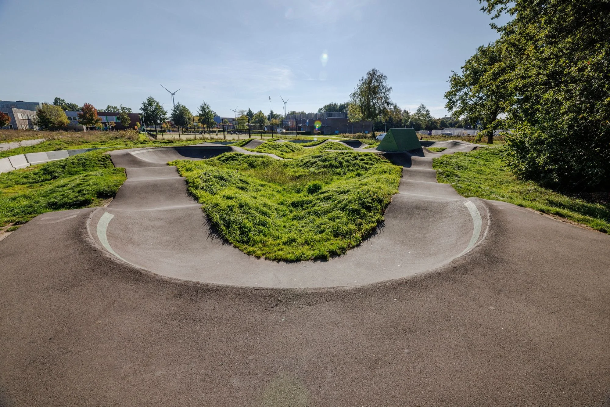 Kombocht rond een grasheuvel op pumptrack Nieuw-Buinen