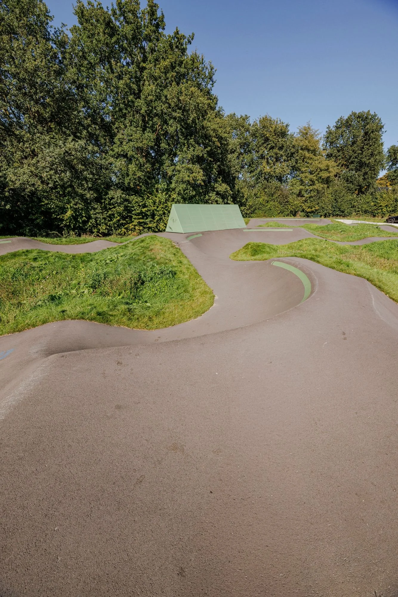 Bochten van pumptrack Nieuw-Buinen tussen de bomen