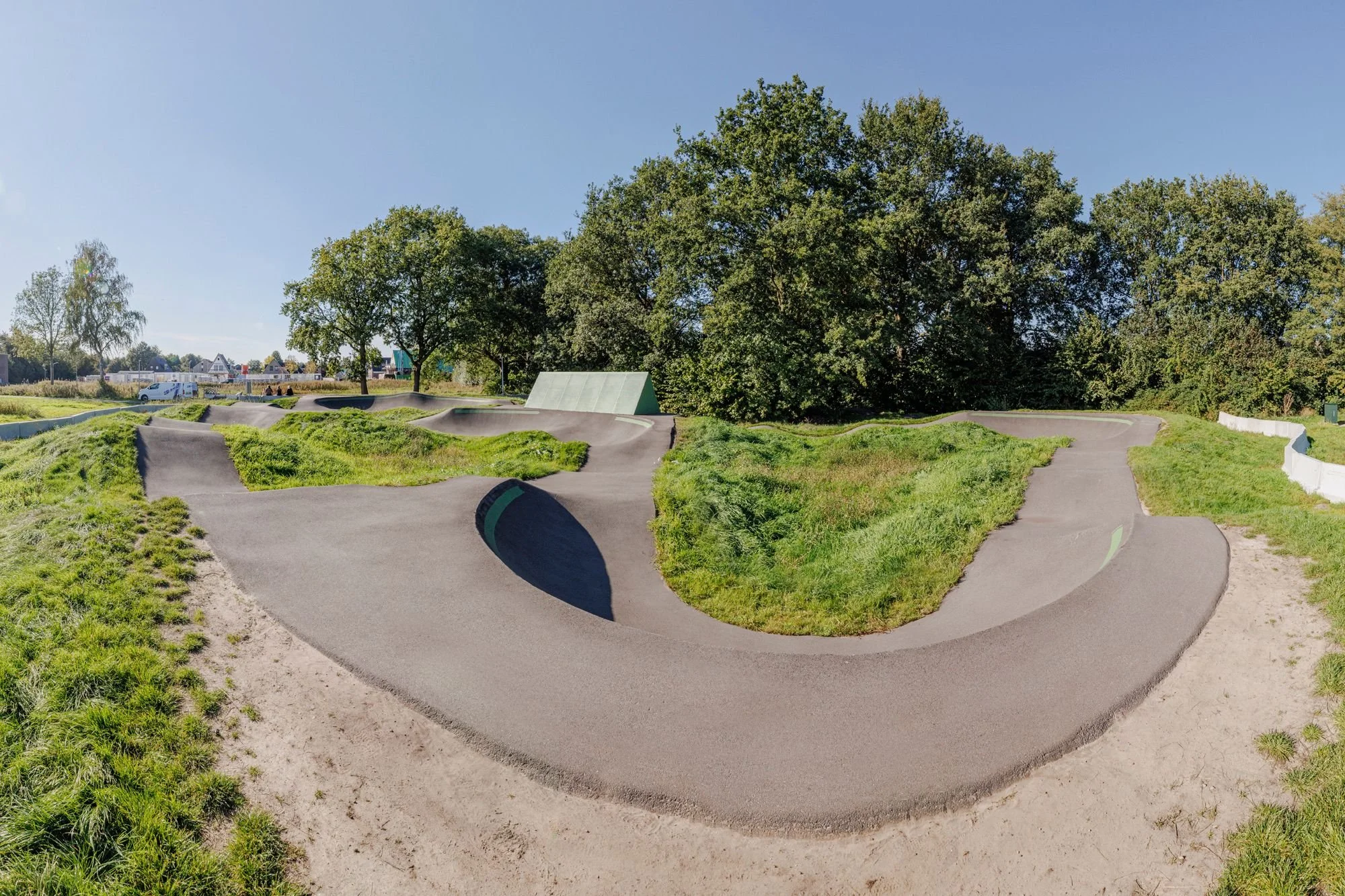 Kombocht met grasheuvel op pumptrack Nieuw-Buinen