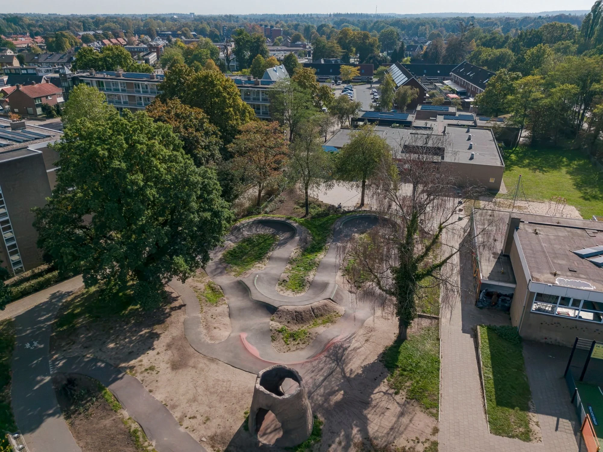 Luchtfoto van pumptrack Orden tussen de woningen