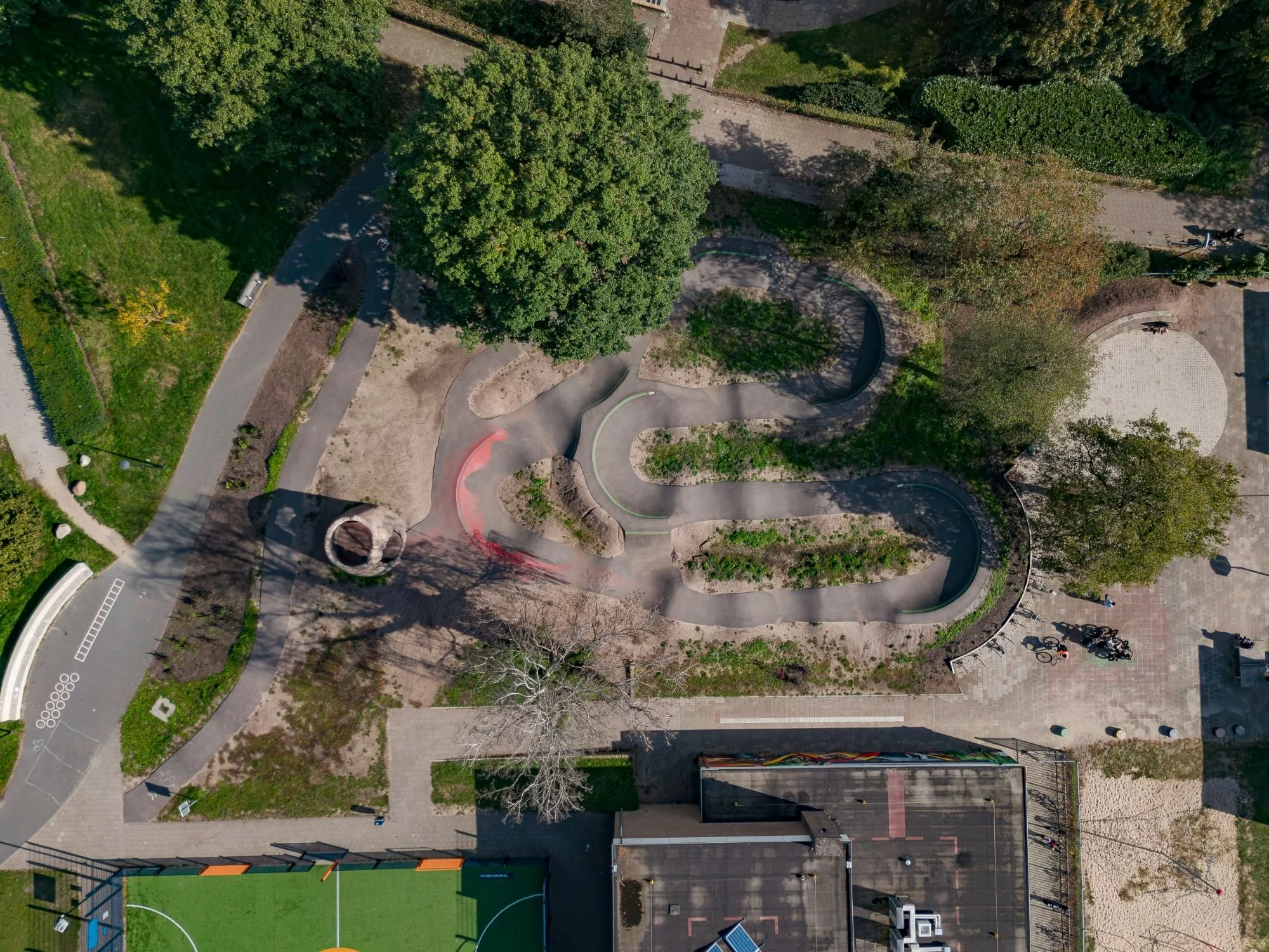Bovenaanzicht van de bochten van pumptrack Orden