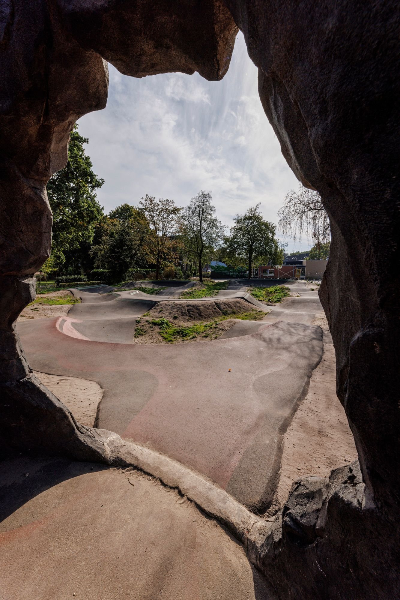 Doorkijk vanuit de rotspartij op pumptrack Orden