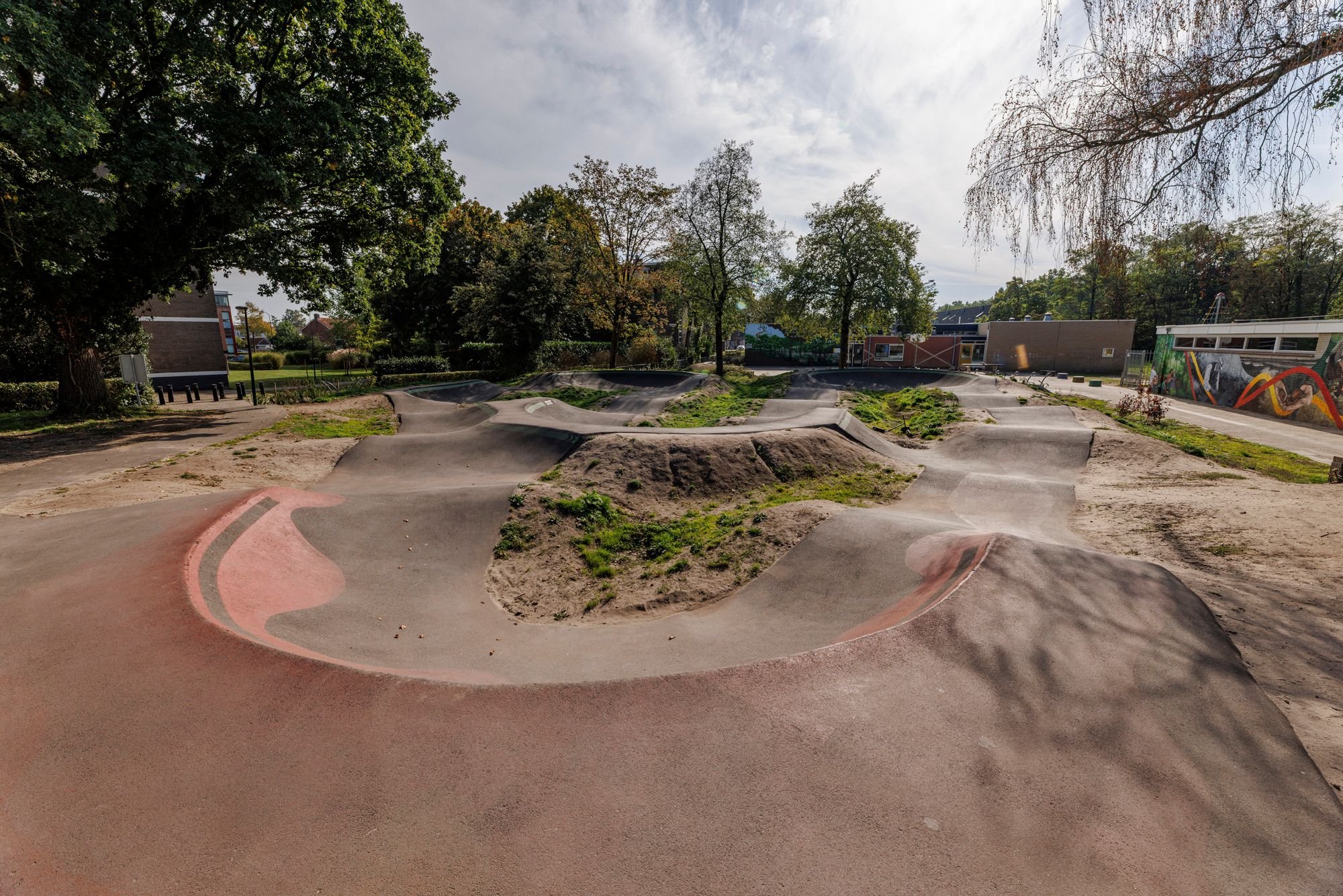 Kombocht met rood asfalt op pumptrack Orden