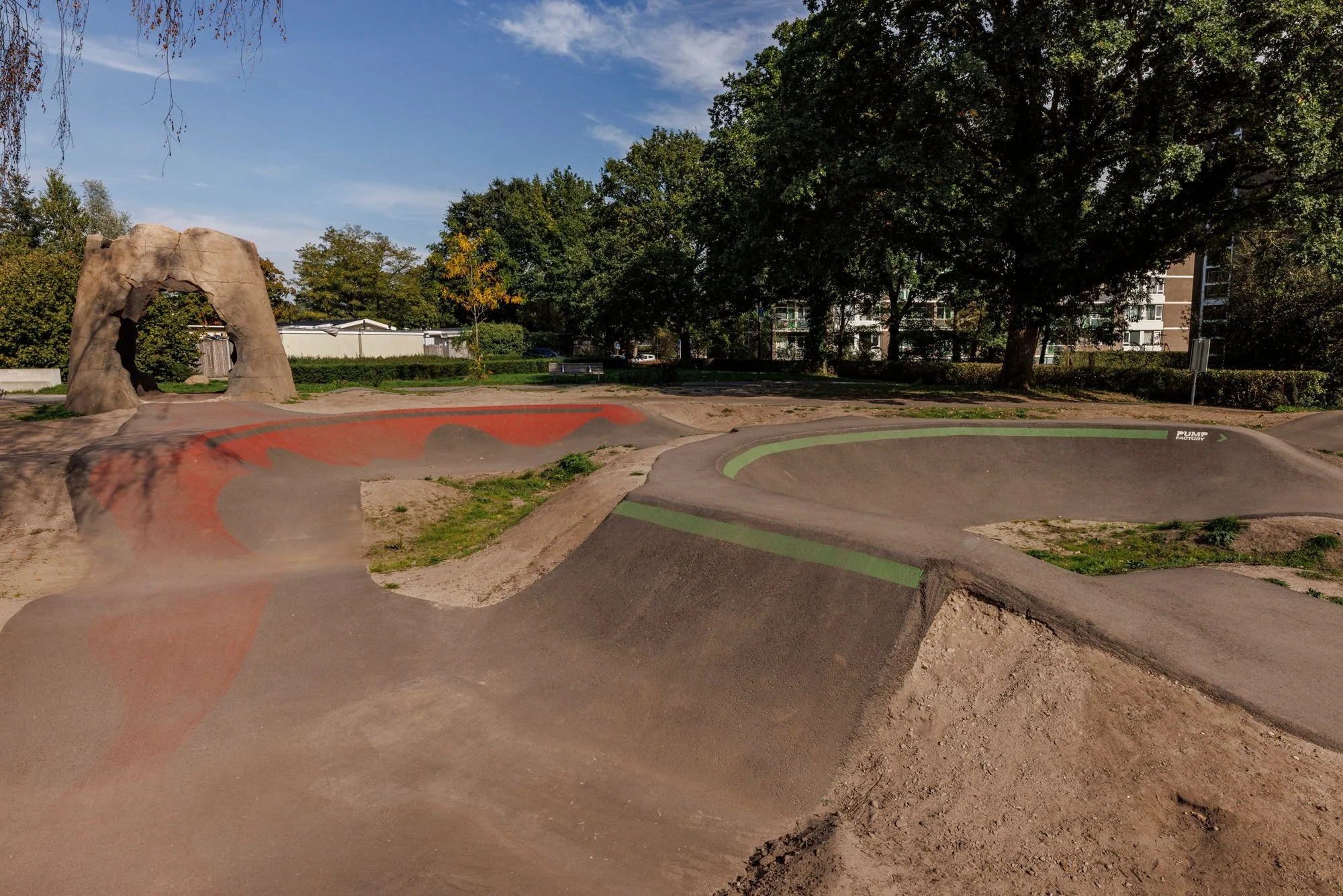 Rood asfalt en rotsachtige elementen op pumptrack Orden