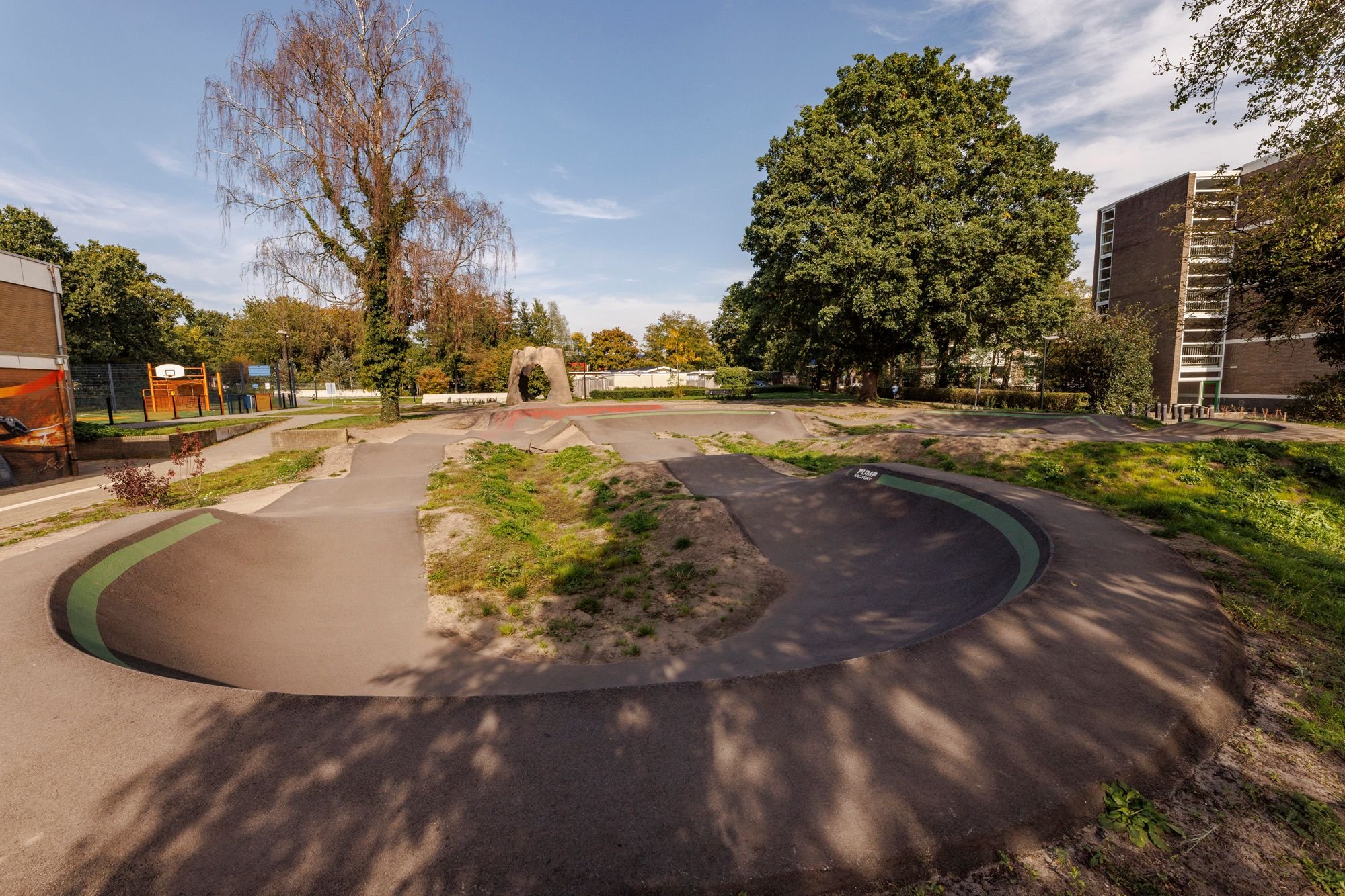 Bocht met grasheuvel op pumptrack Orden