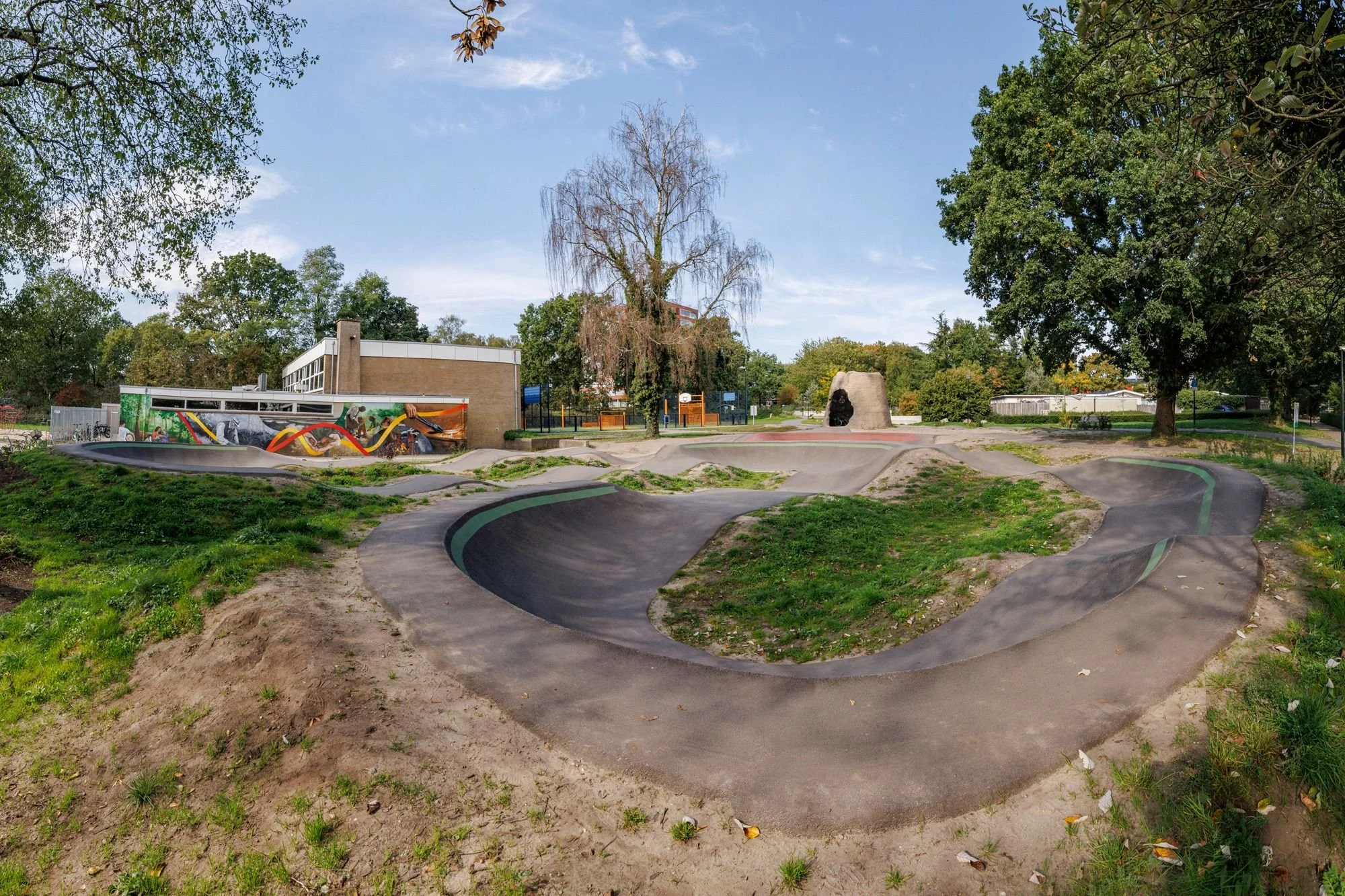 Kombocht van de asfalt pumptrack in Orden