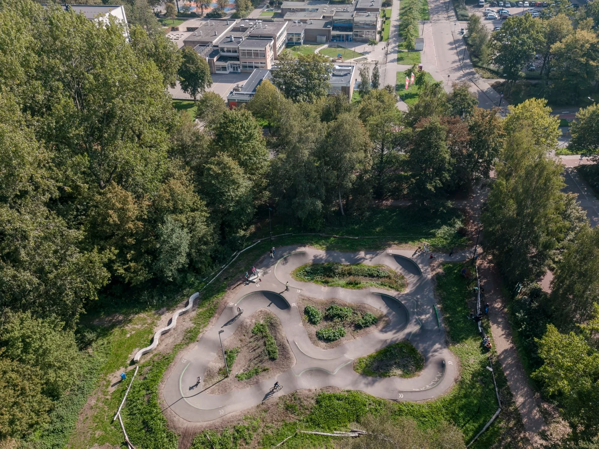 Luchtfoto van pumptrack Vlaardingen tussen de bomen