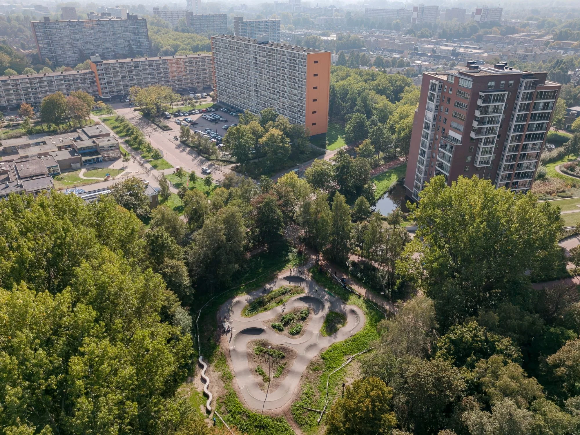 Pumptrack Vlaardingen in het park met flats, dronefoto