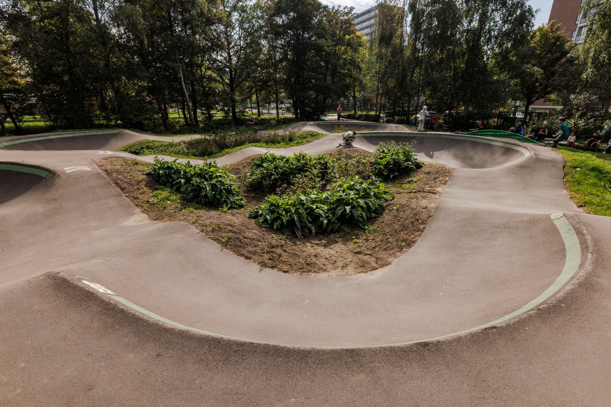 Bochten en grasheuvels op pumptrack Vlaardingen