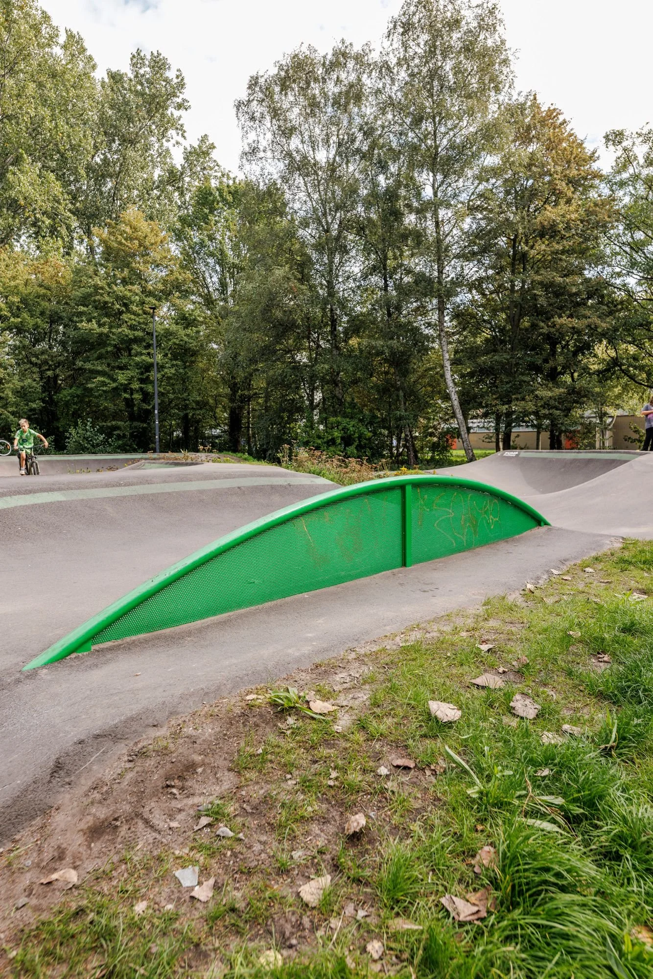 Groene rail langs pumptrack Vlaardingen