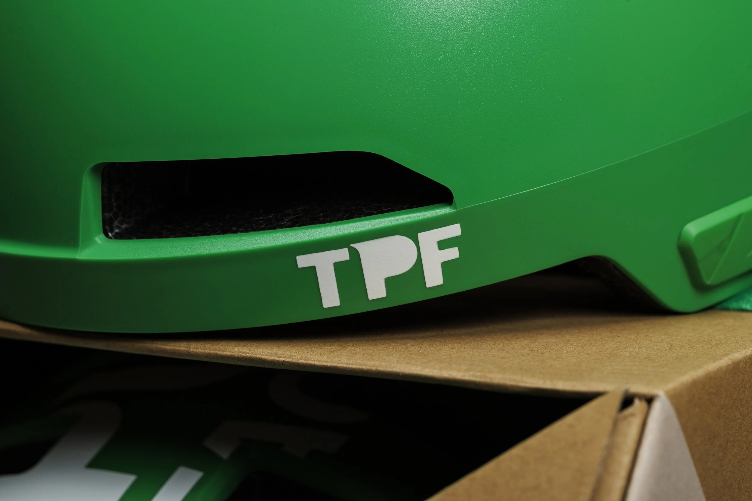 Detail van het TPF logo op de groene Lazer helm