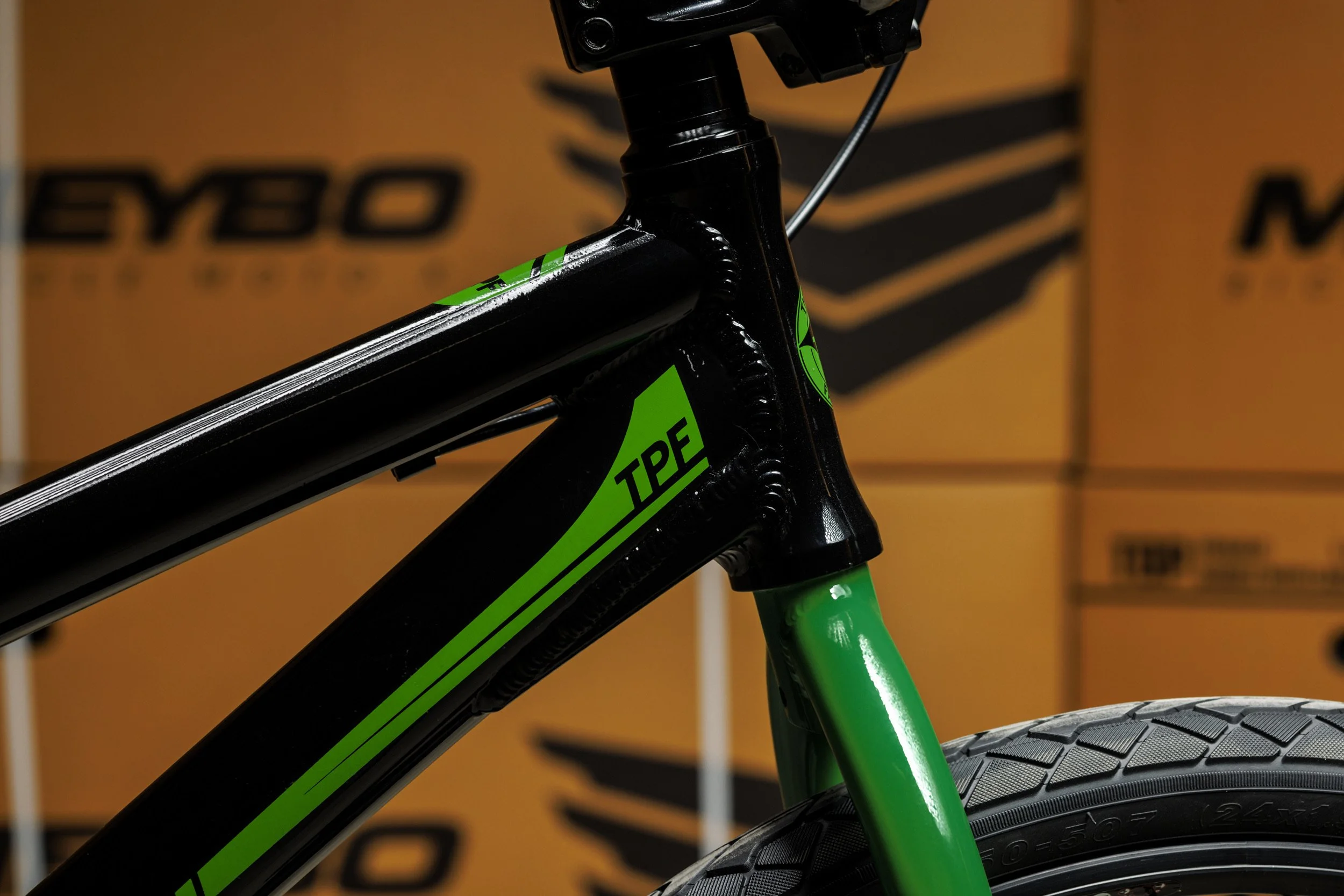 Zwart aluminium frame met groene vork van de Meybo Big Booster