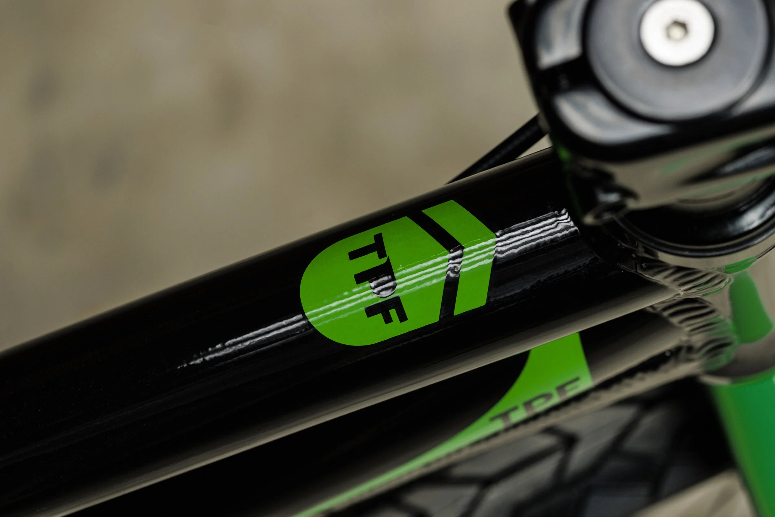 Groene vork met TPF-logo, close-up van de Booster TPF Edition