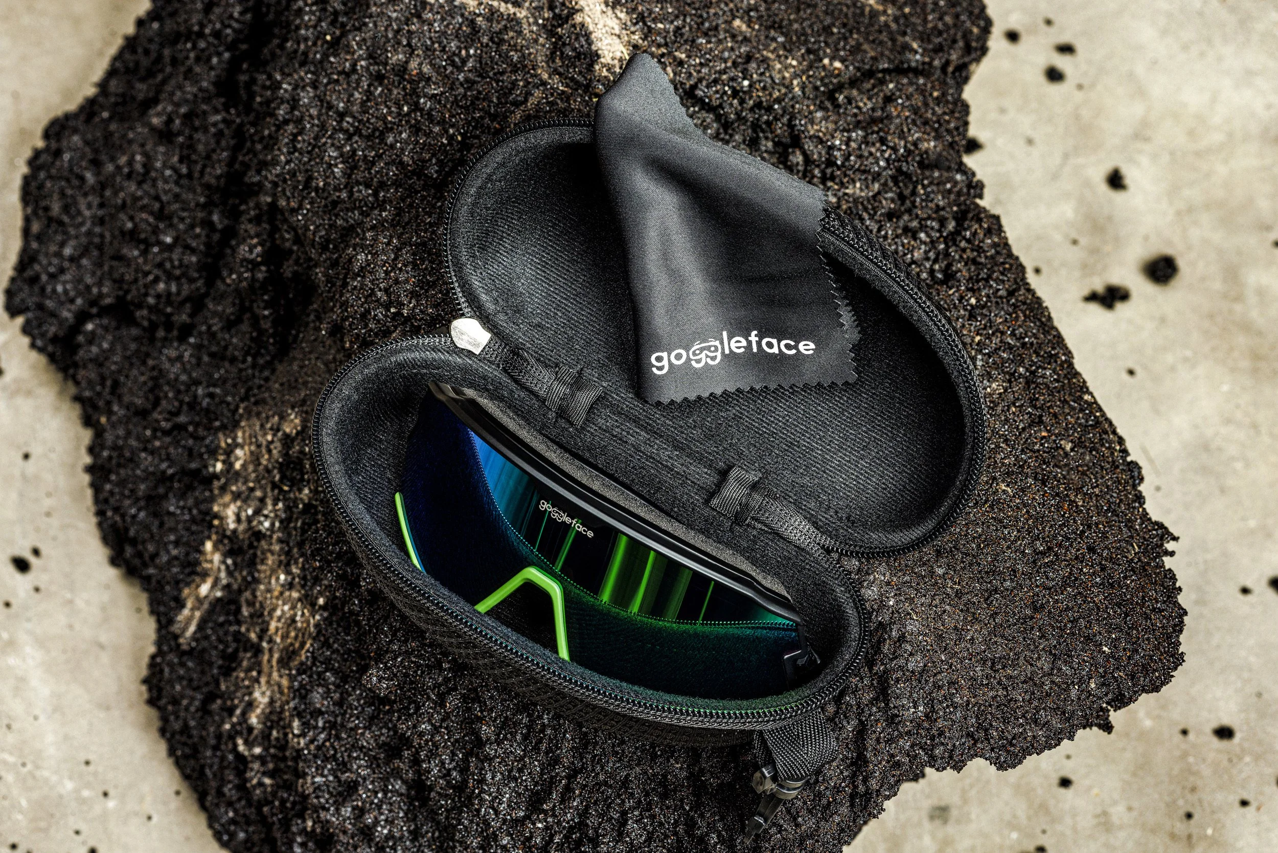 Flow sportbril in hardcase koker met microvezel doekje