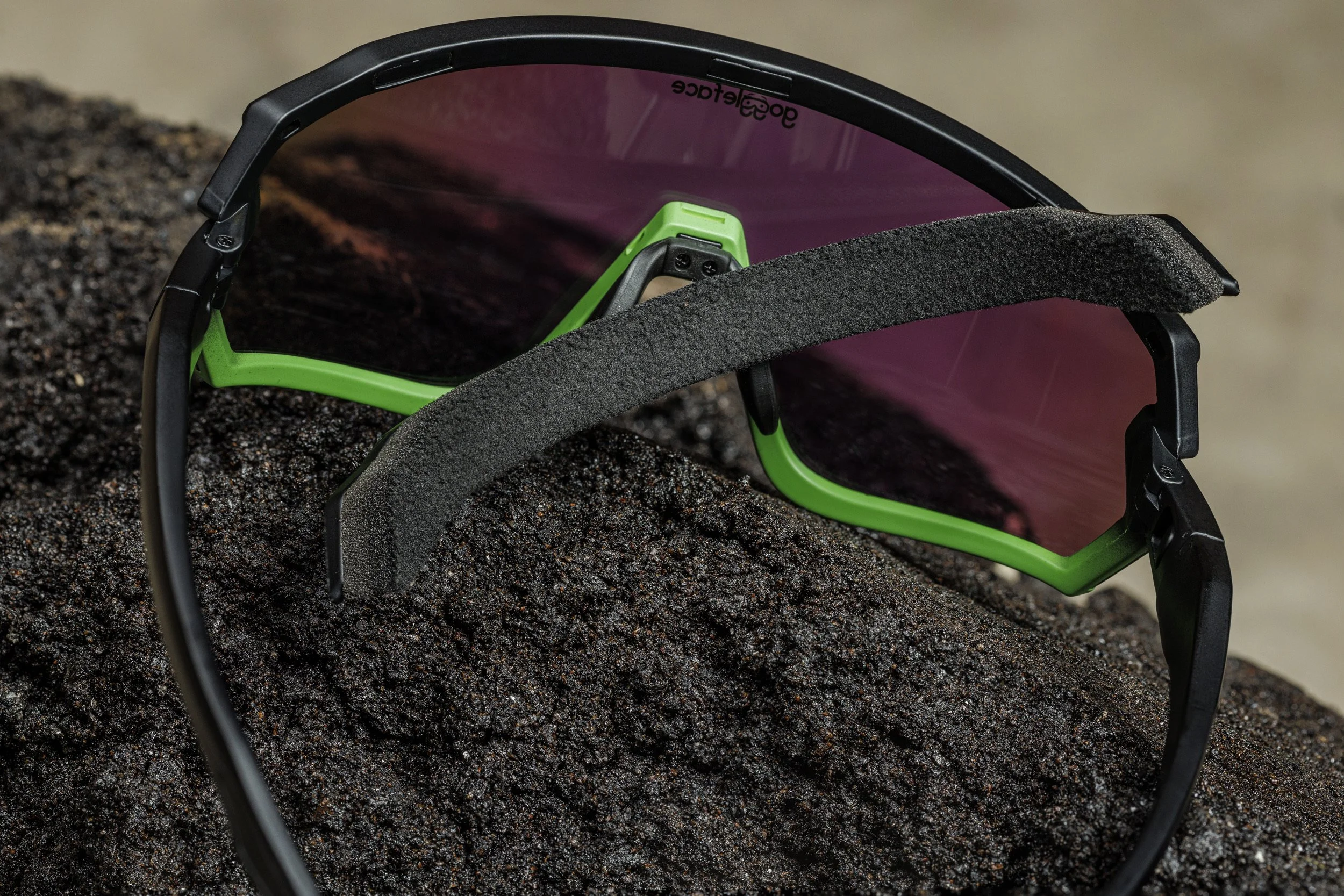 Flow sportbril met zacht neusstuk en groene accenten