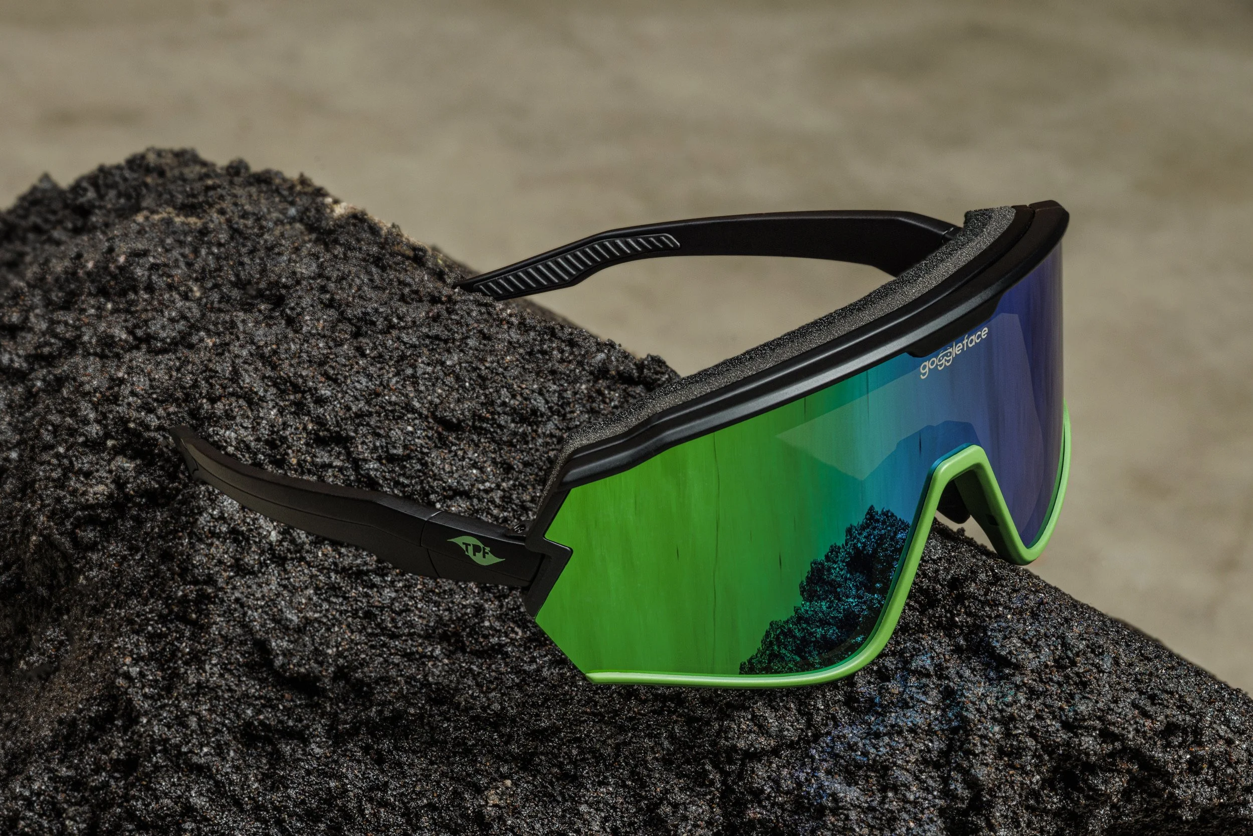 Flow sportbril zijaanzicht met groene lens, voor pumptrack en BMX