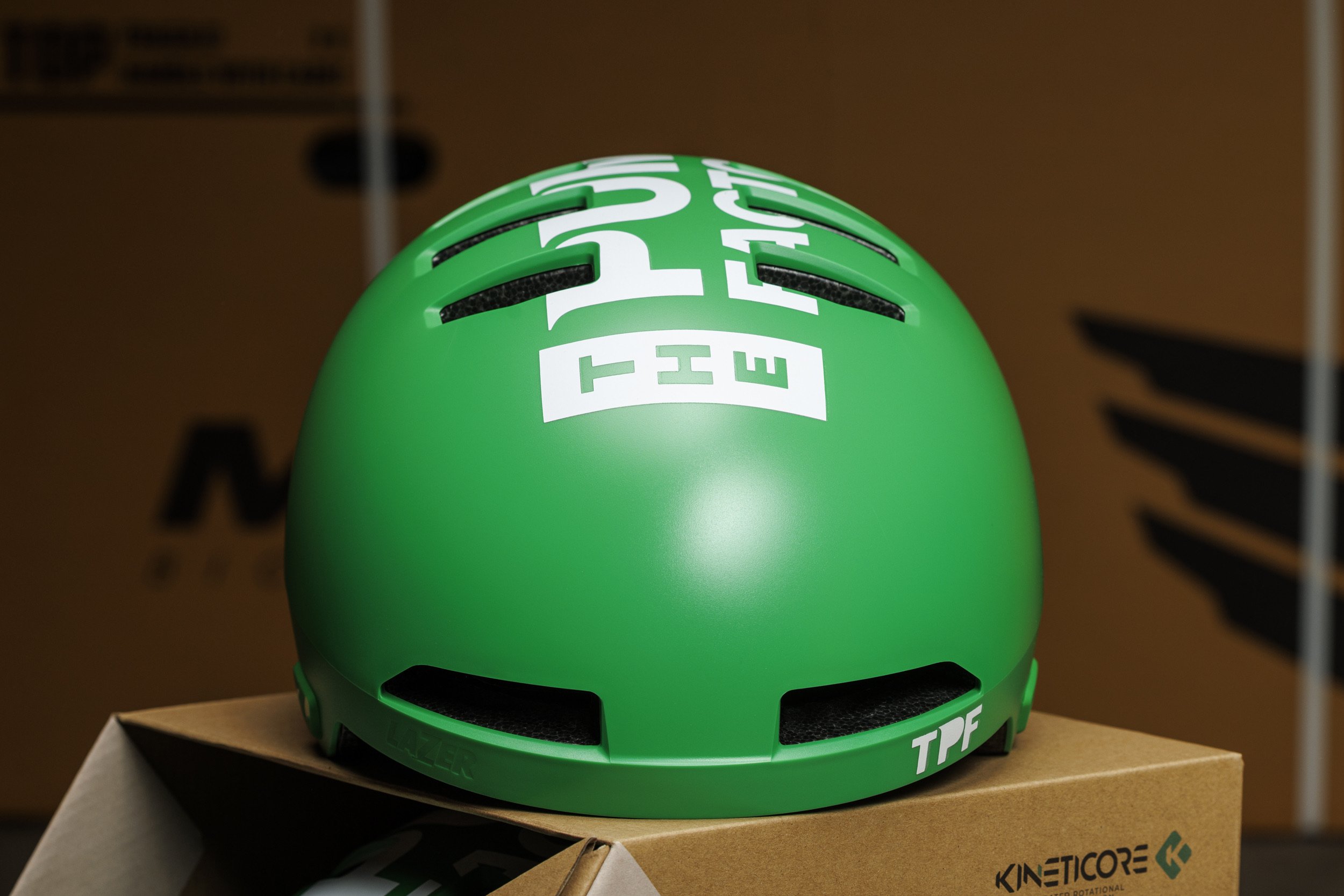 Voorkant van de groene TPF Edition helm met ventilatieopeningen