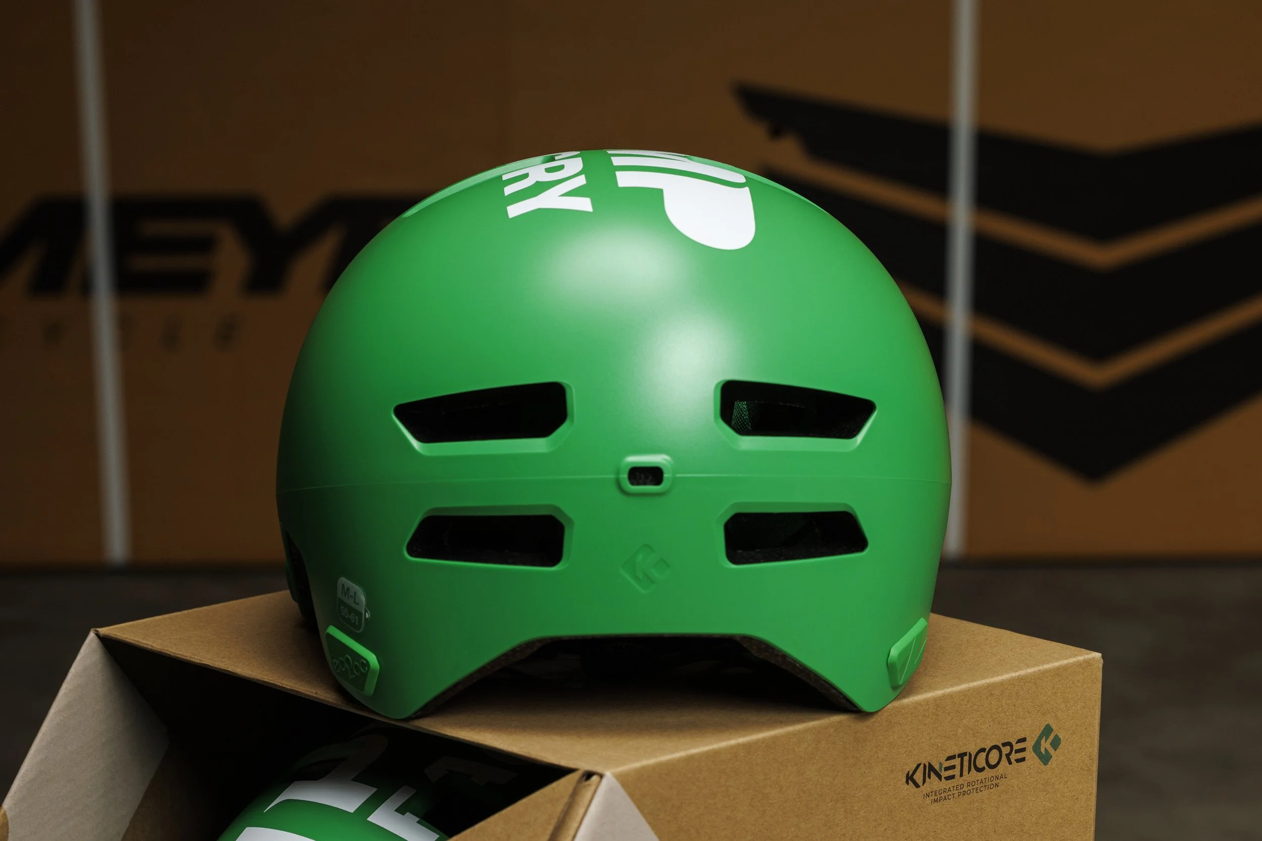 Achterkant van de Lazer Maze KinetiCore TPF helm met ventilatie