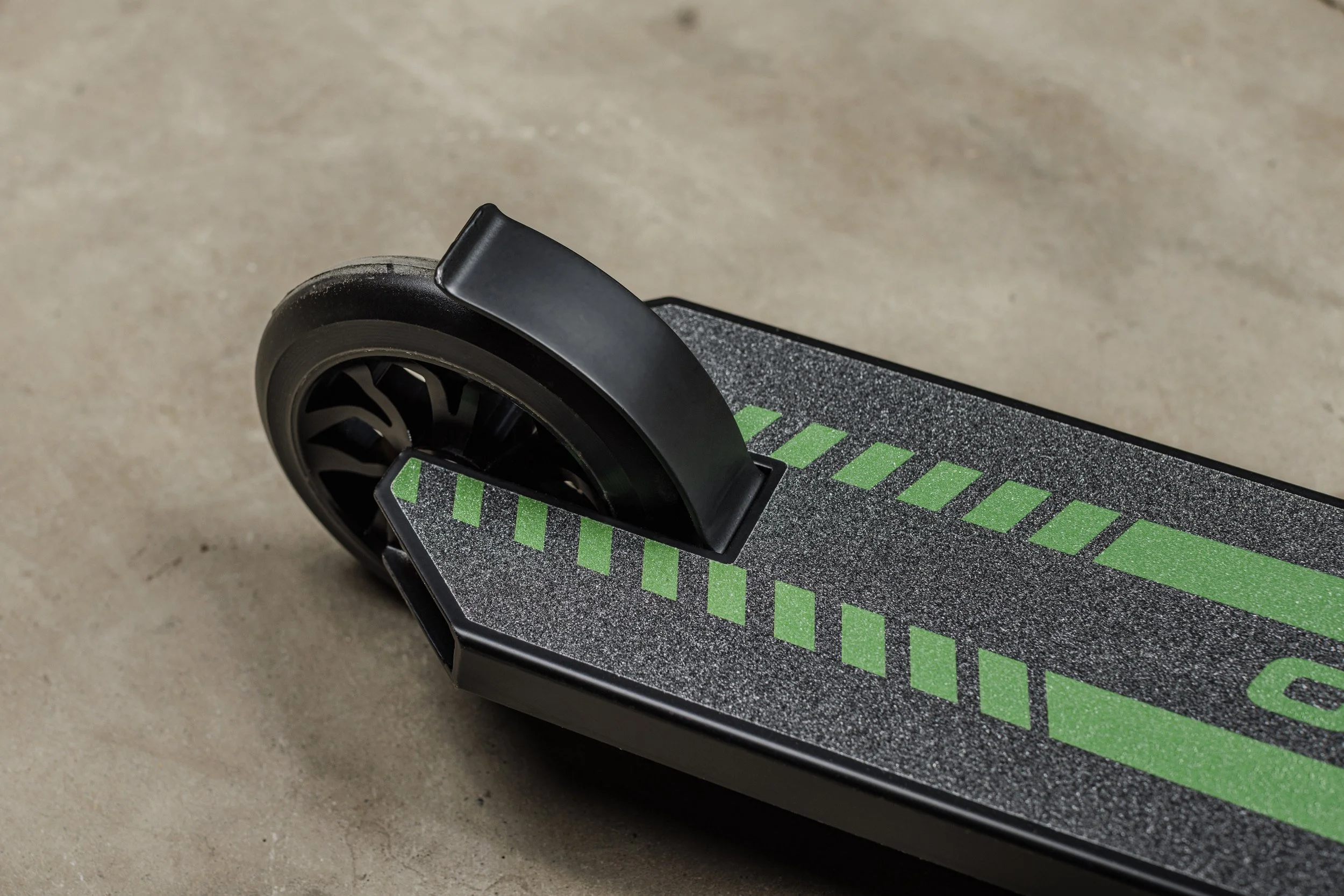 Achterwiel en deck met grip tape van de Pump Step stuntstep