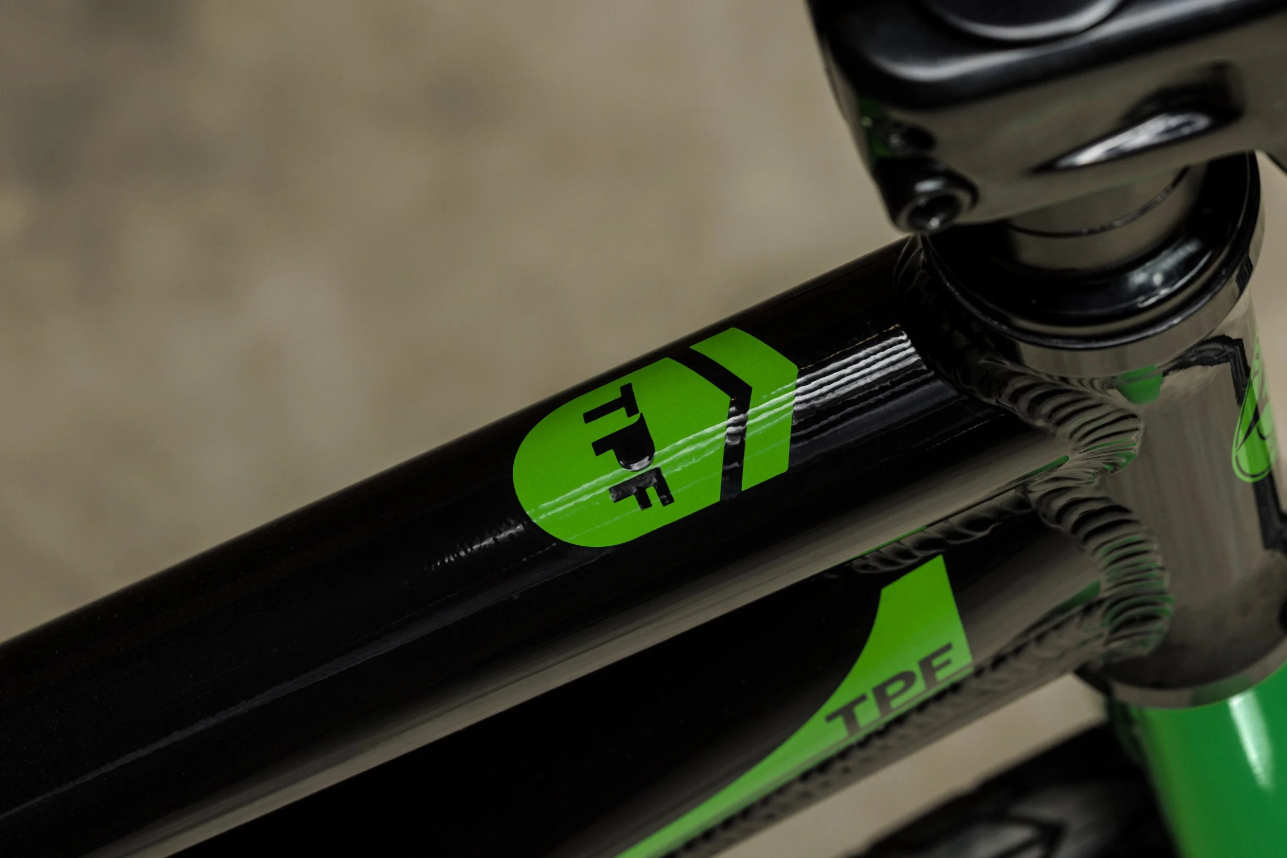 Groene vork met TPF-logo, close-up van de Lil Booster TPF Edition