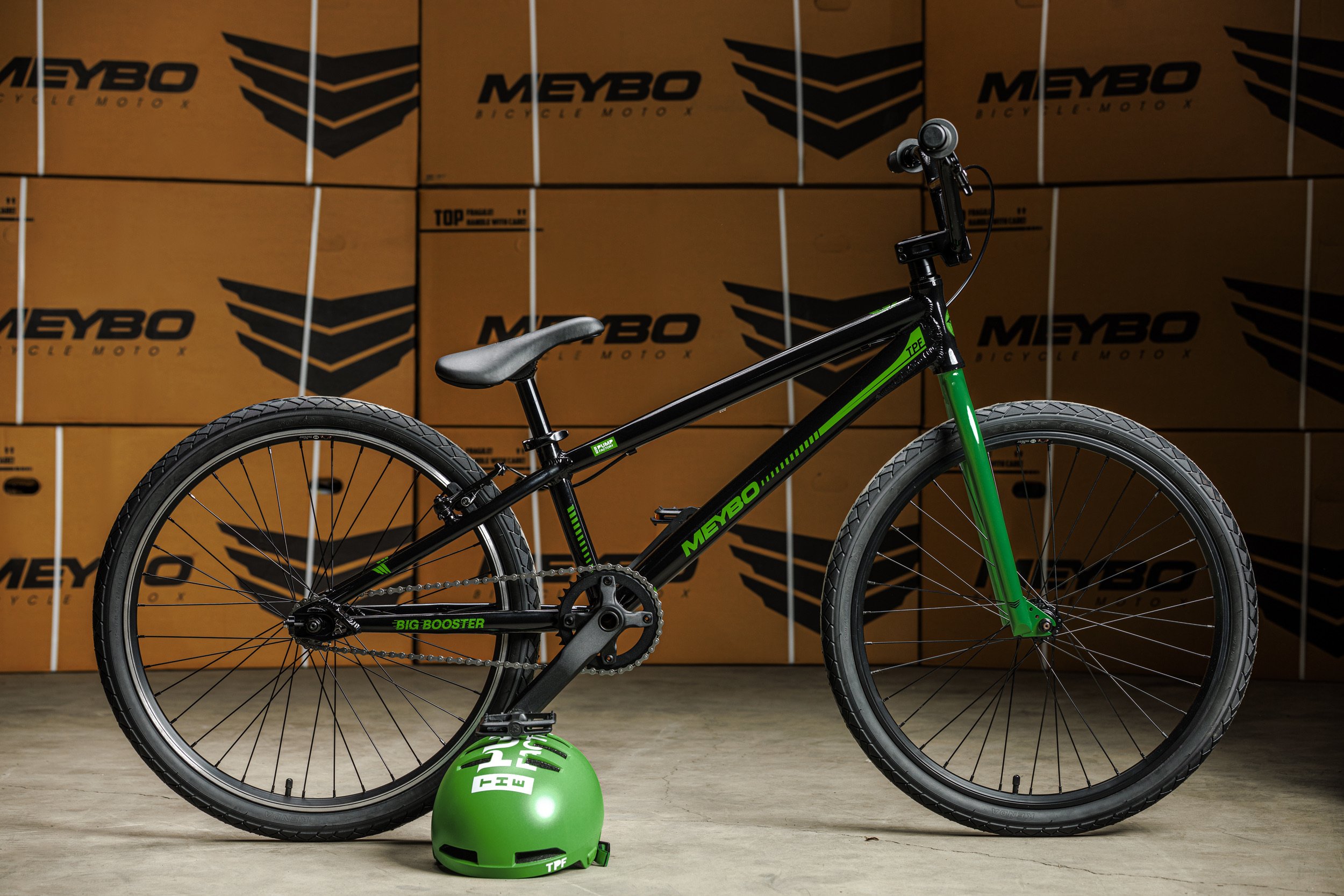 Zijaanzicht Meybo Big Booster 24 inch BMX pumptrackfiets van The Pump Factory