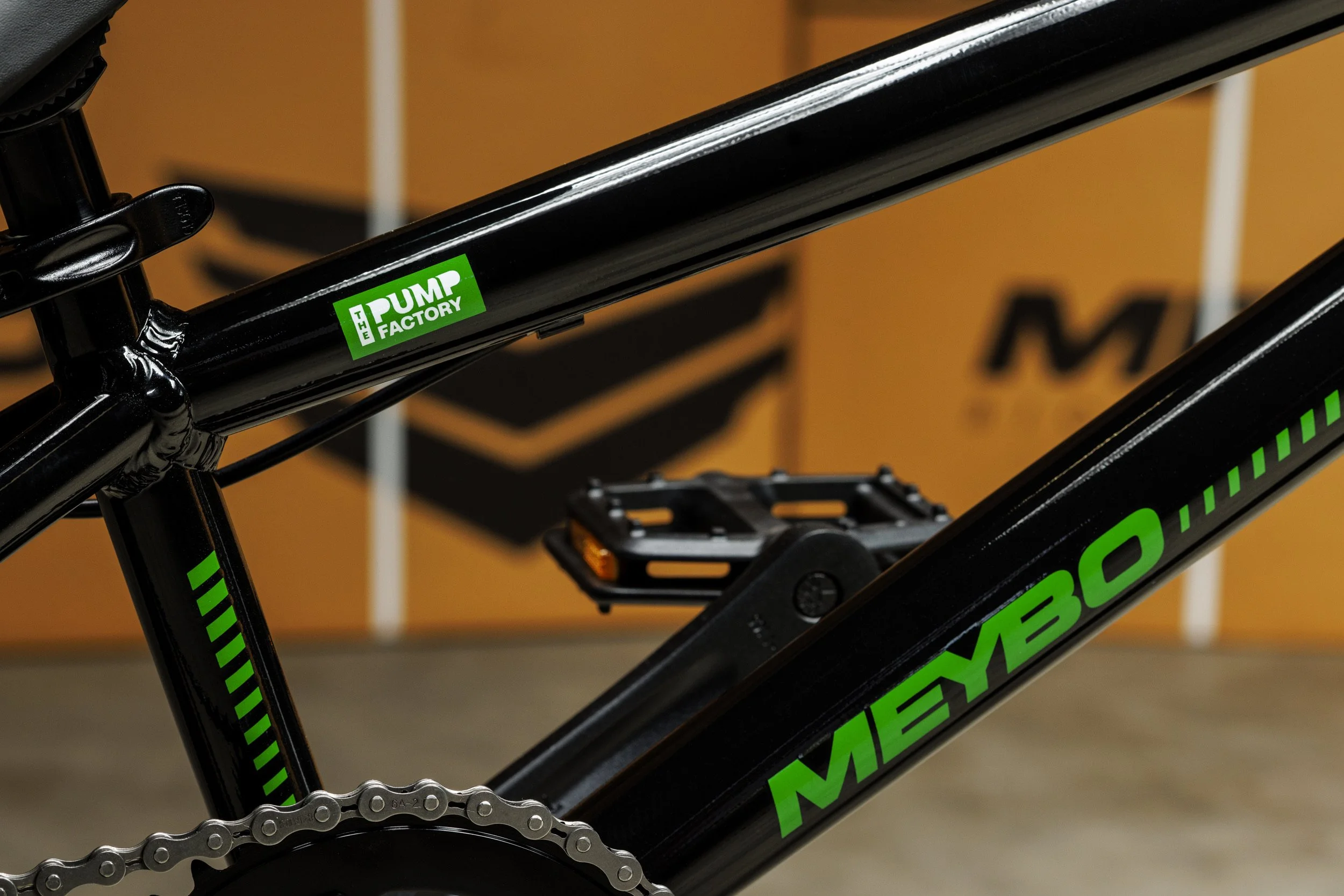 Trapas en crank van de Meybo Booster pumptrackfiets