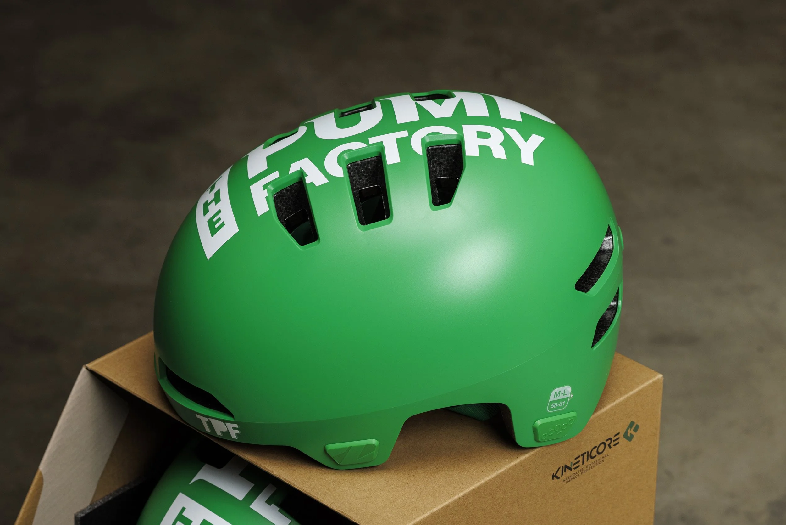 Groene Lazer Maze KinetiCore helm met The Pump Factory logo