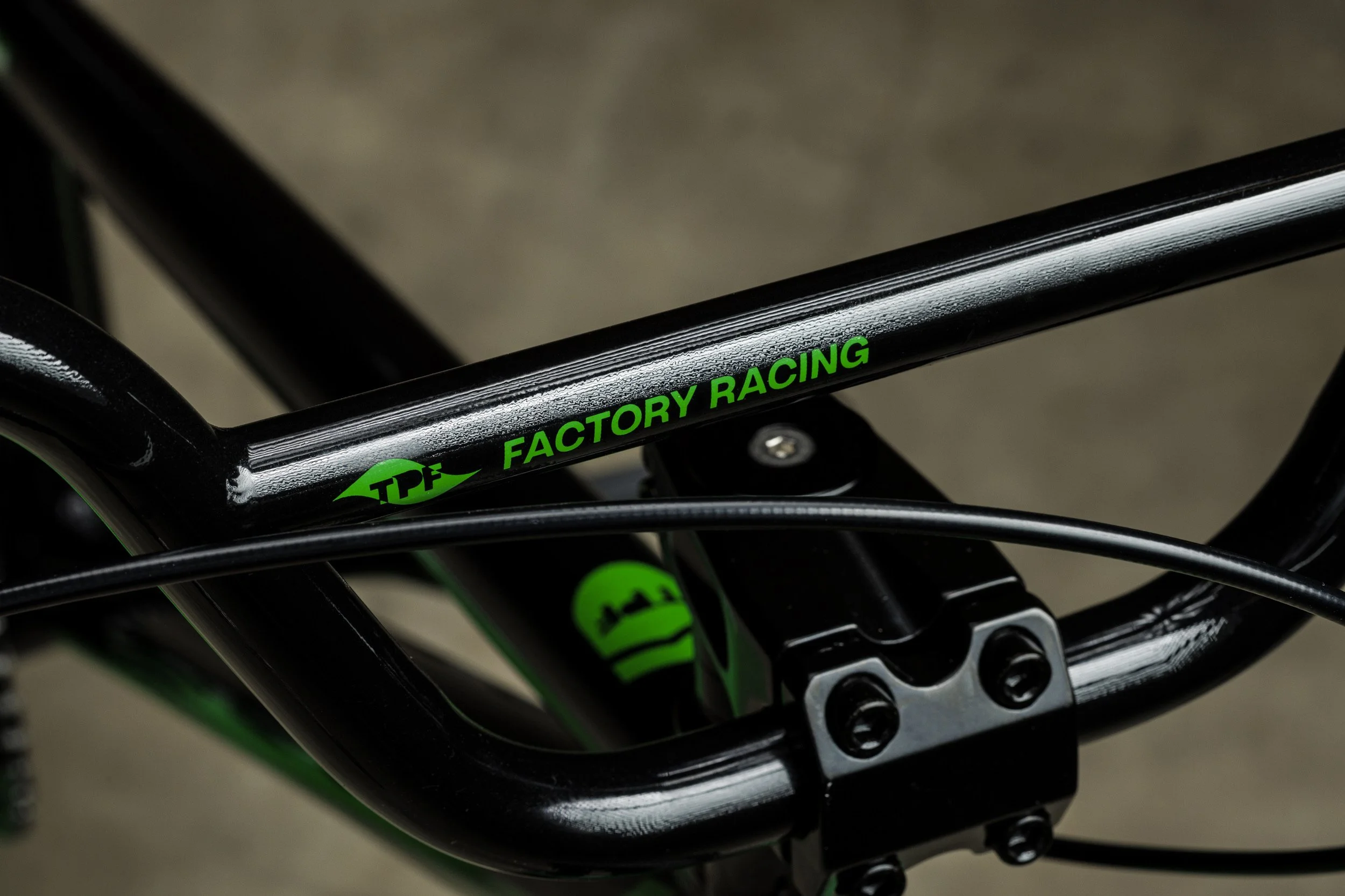 Detail bovenbuis Big Booster met groene Factory Racing-print