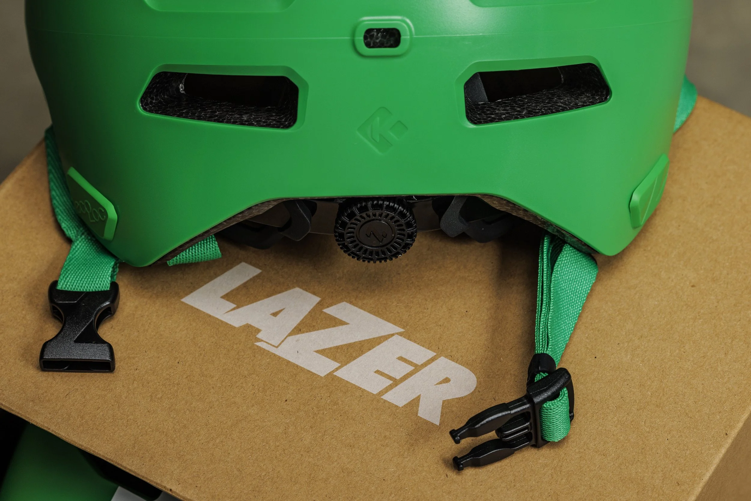 Groene kinband met gesp van de Lazer Maze KinetiCore helm