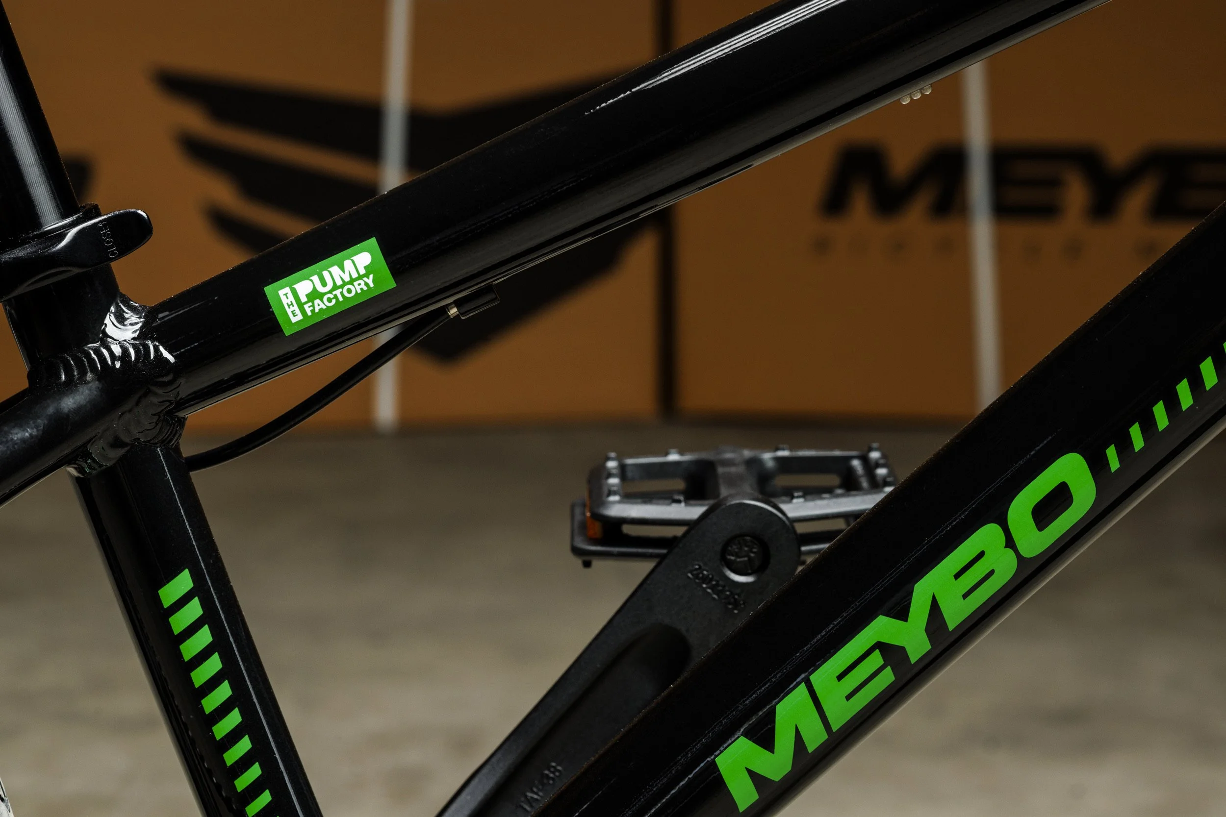 Trapas en crank van de Meybo Big Booster pumptrackfiets