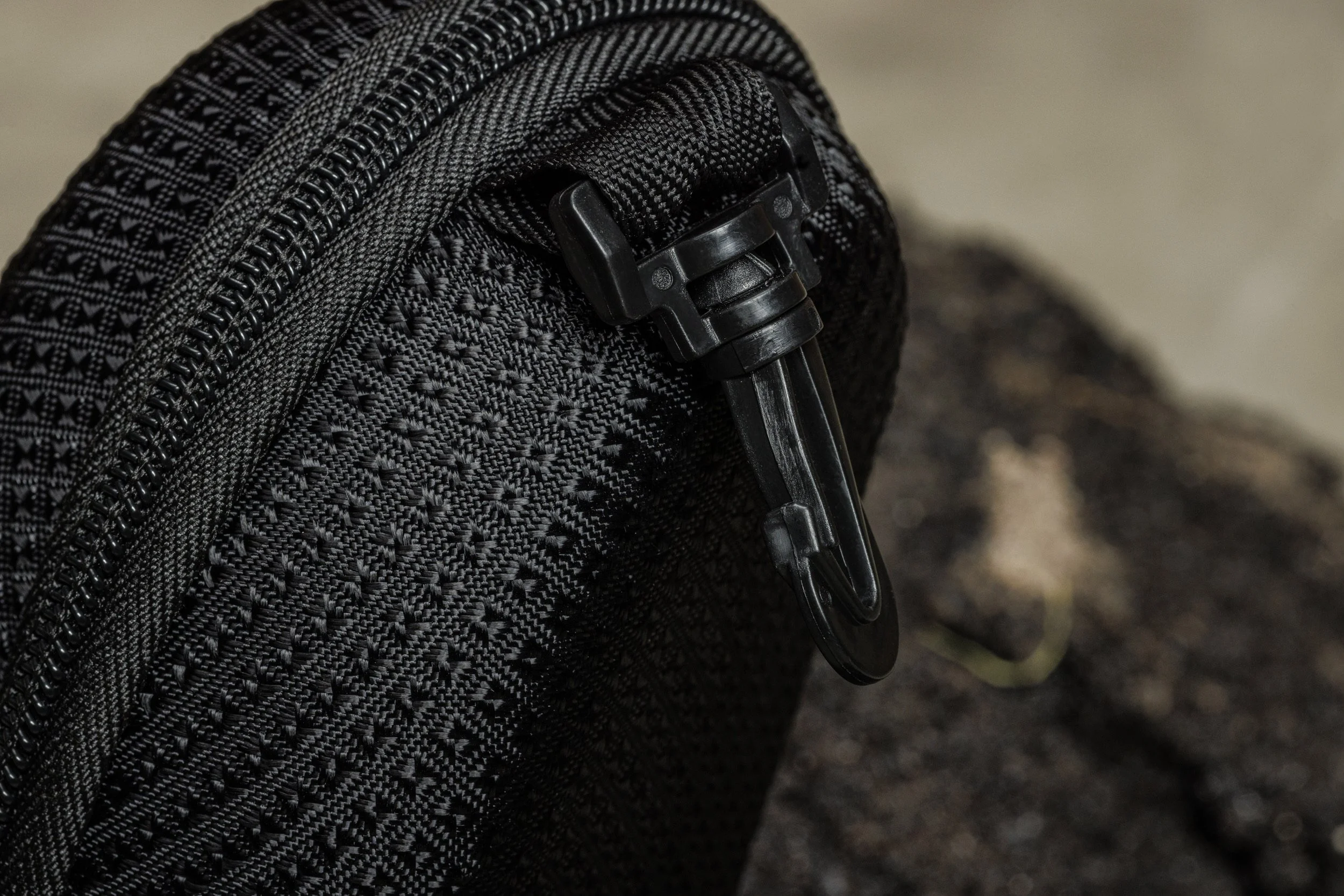 Zwarte hardcase koker met rits en karabiner voor de Flow sportbril