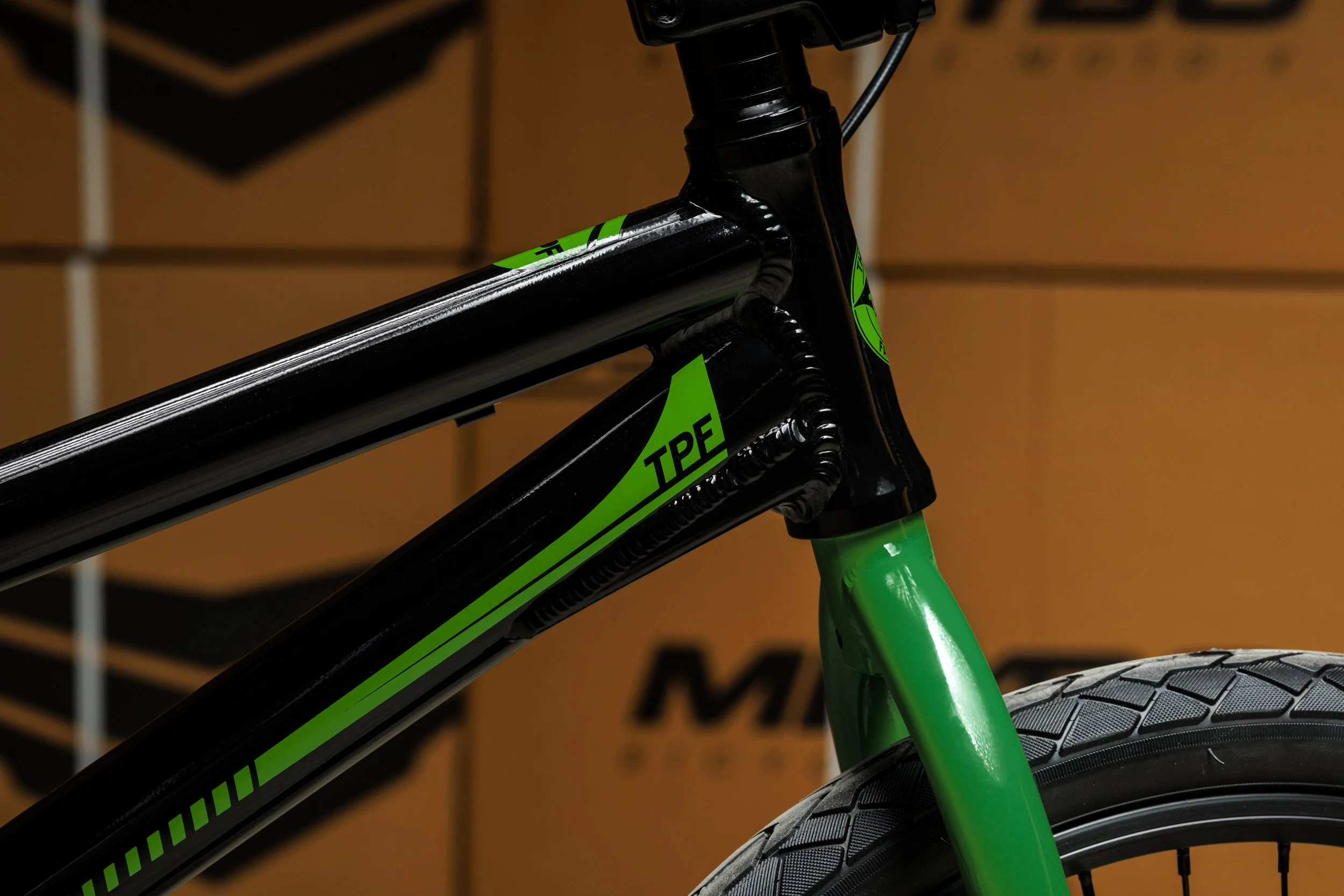 Zwart aluminium frame met groene vork van de Meybo Booster