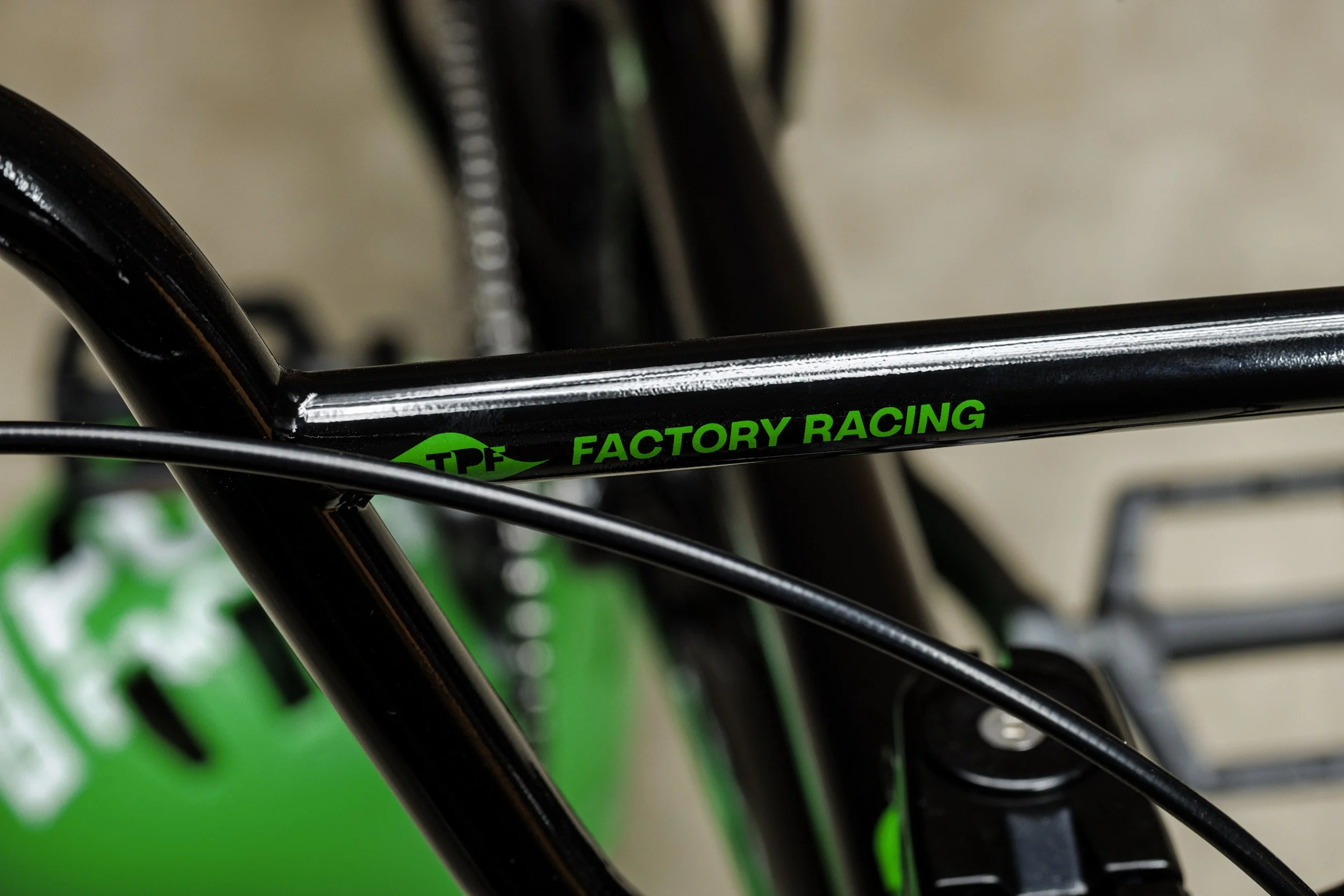 Detail bovenbuis Booster met groene Factory Racing-print